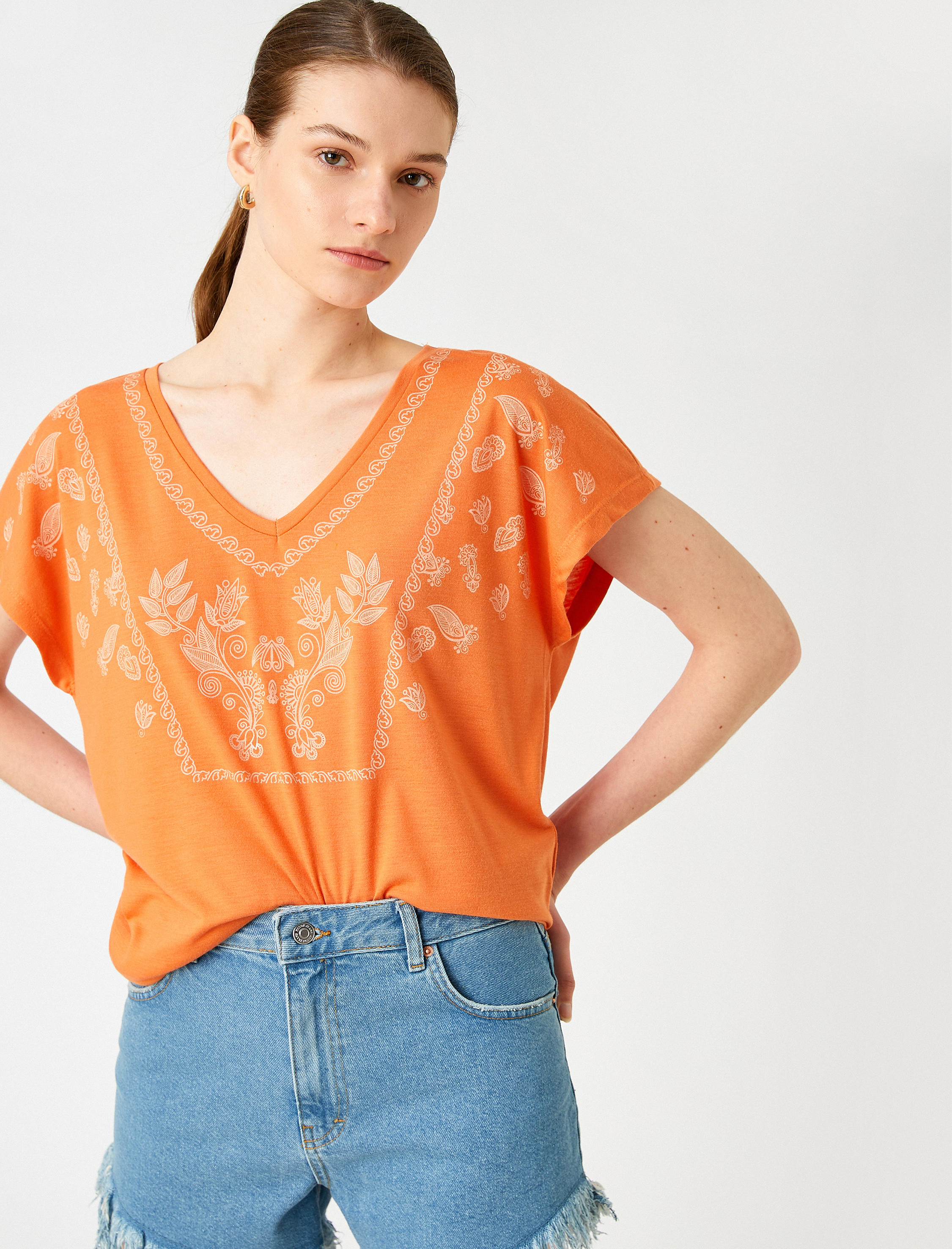   Çiçek Baskılı Tişört V Yaka Kısa Kollu