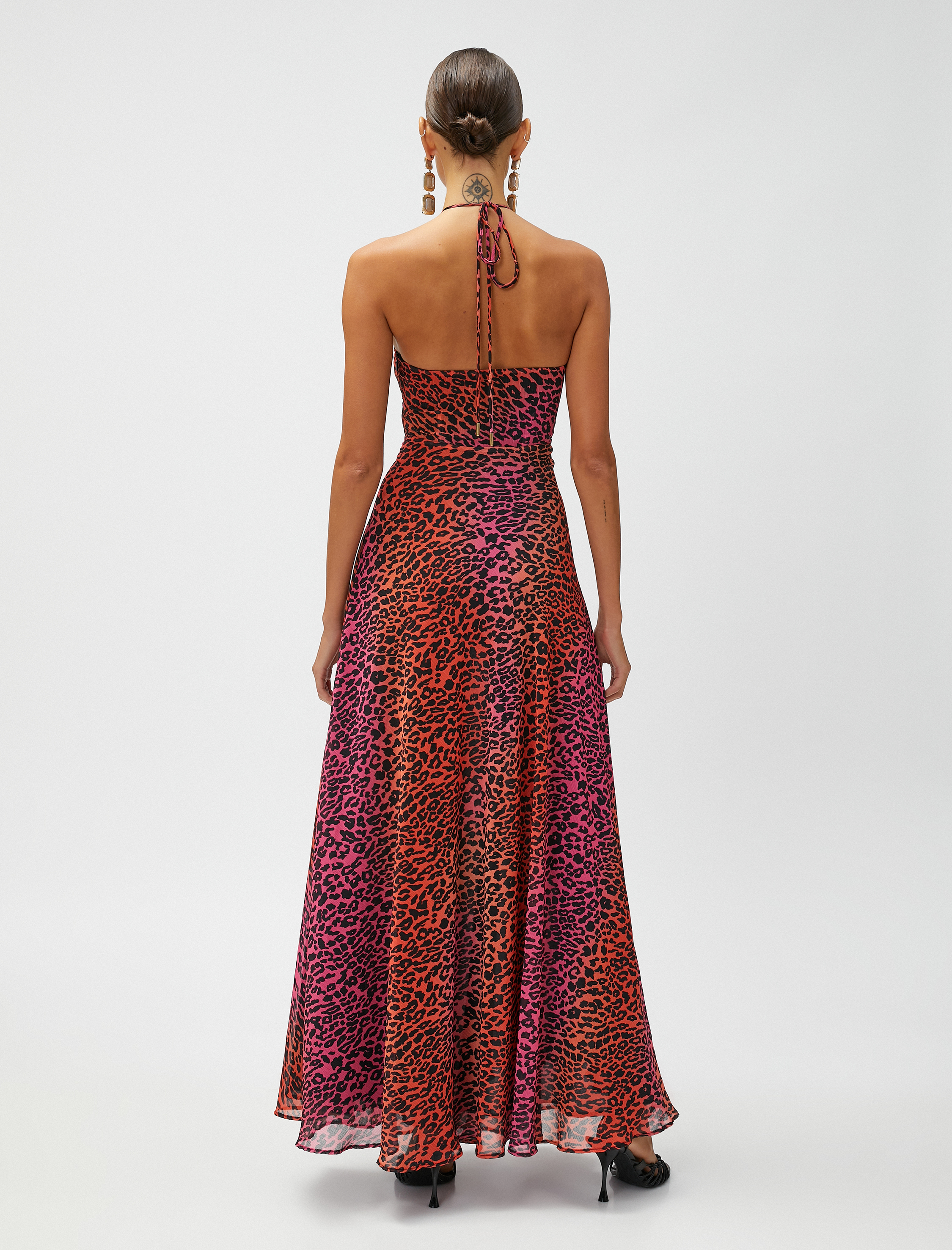   Boynu Metal Bağlamalı Leopar Desenli Pencere Detaylı Elbise