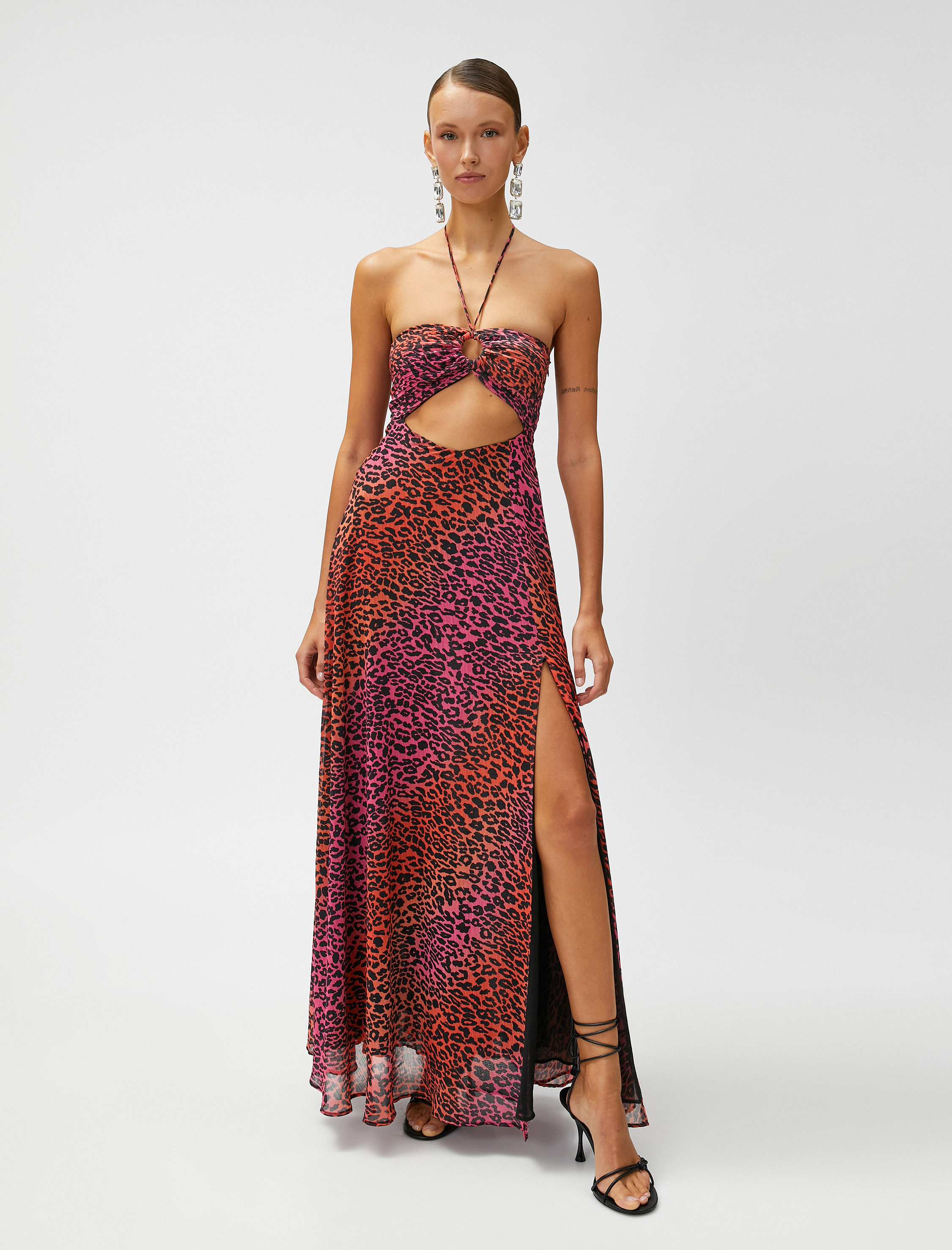   Boynu Metal Bağlamalı Leopar Desenli Pencere Detaylı Elbise