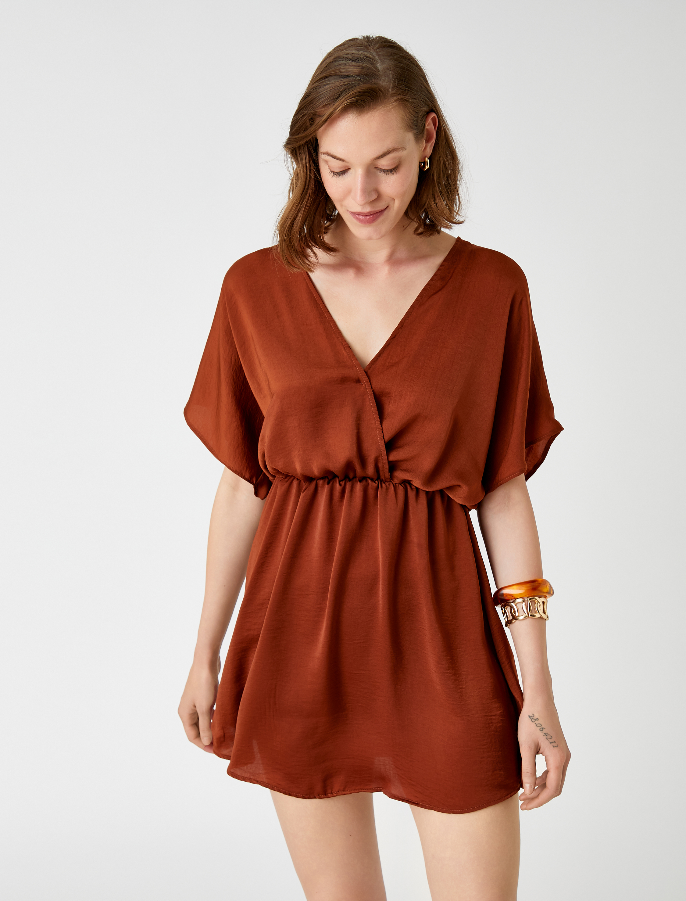   Mini Elbise V Yaka Kısa Kollu Saten Görünümlü