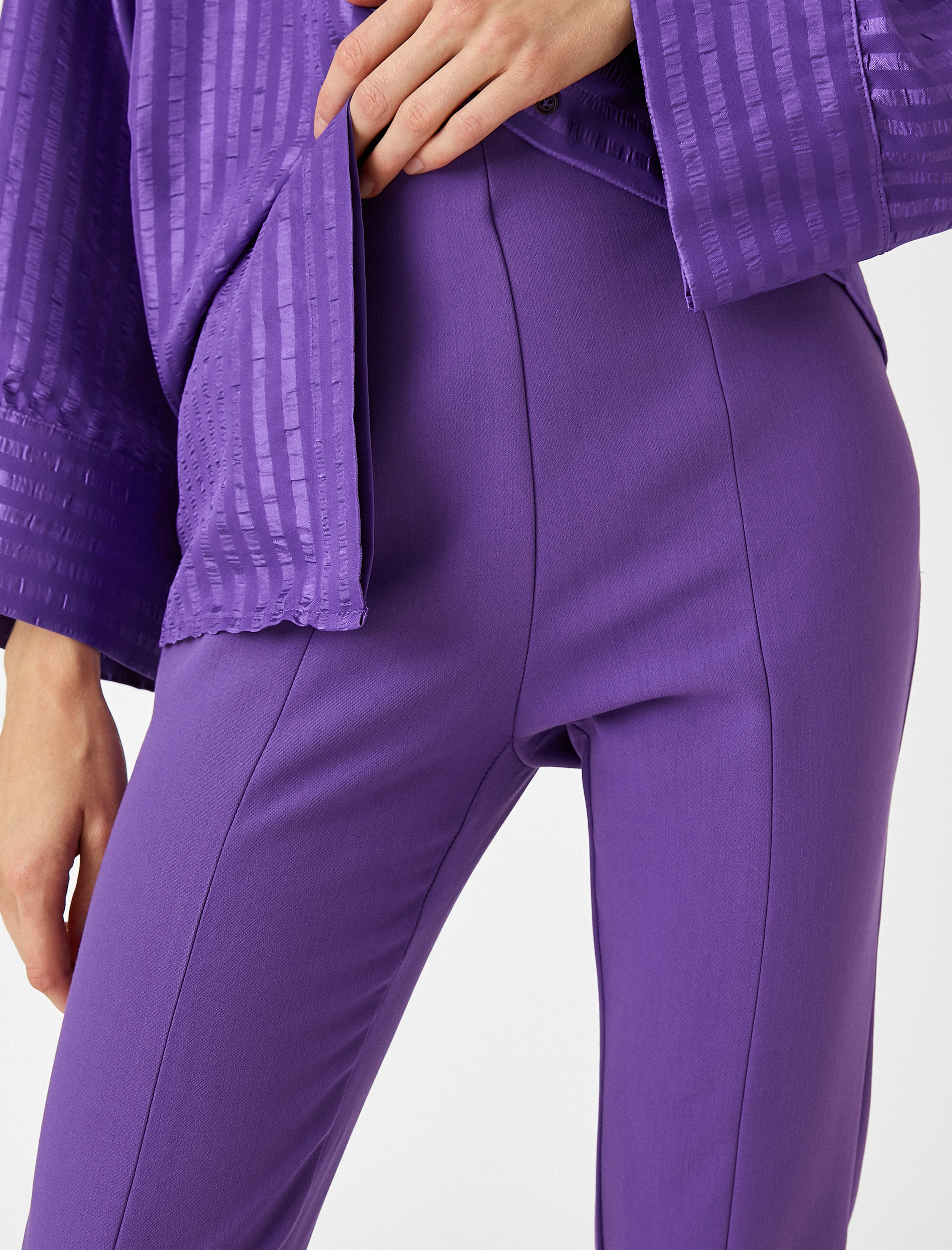   Dar Paça Pantolon Yırtmaç Detaylı