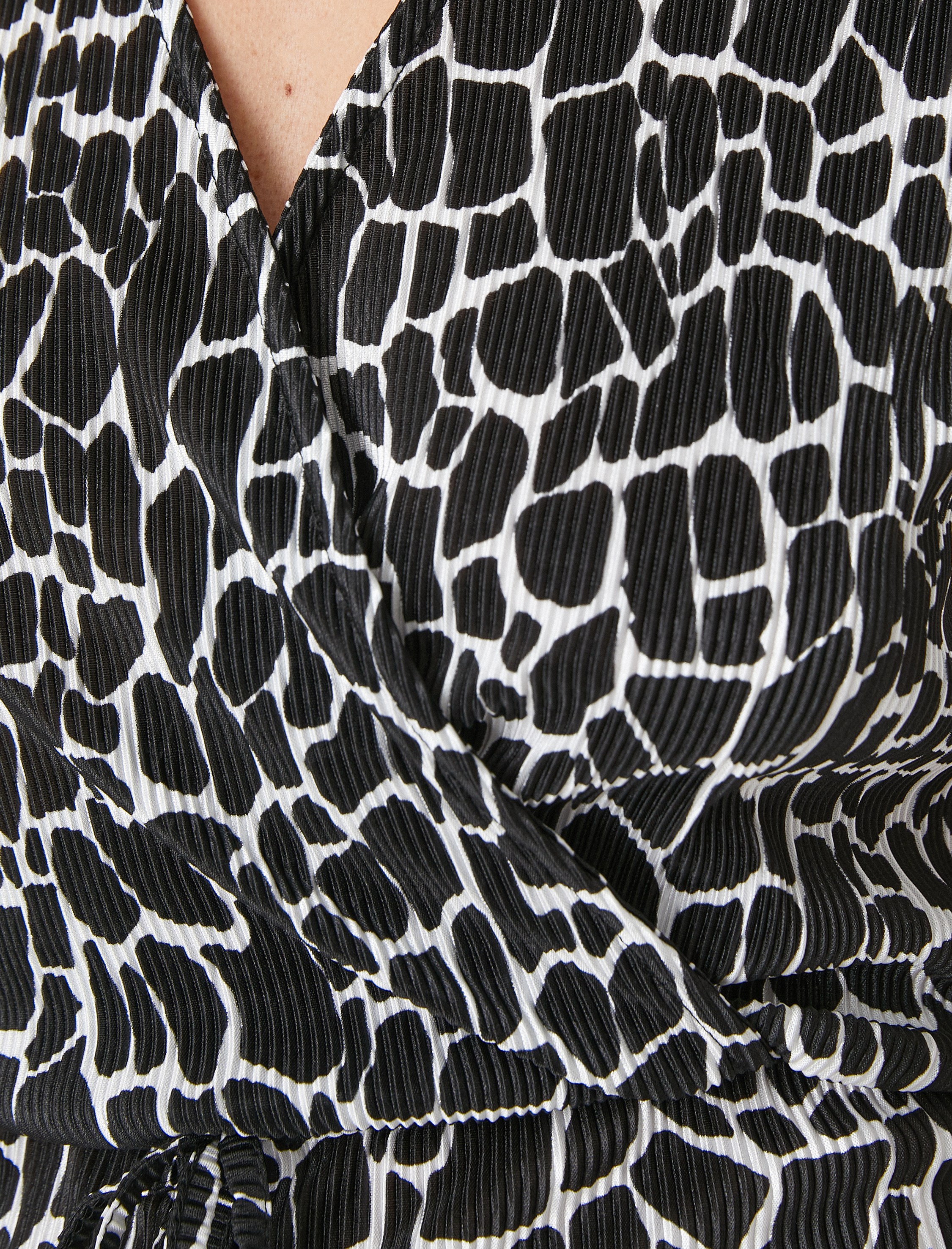   Piliseli Şortlu Tulum Anvelop V Yaka Kısa Kollu