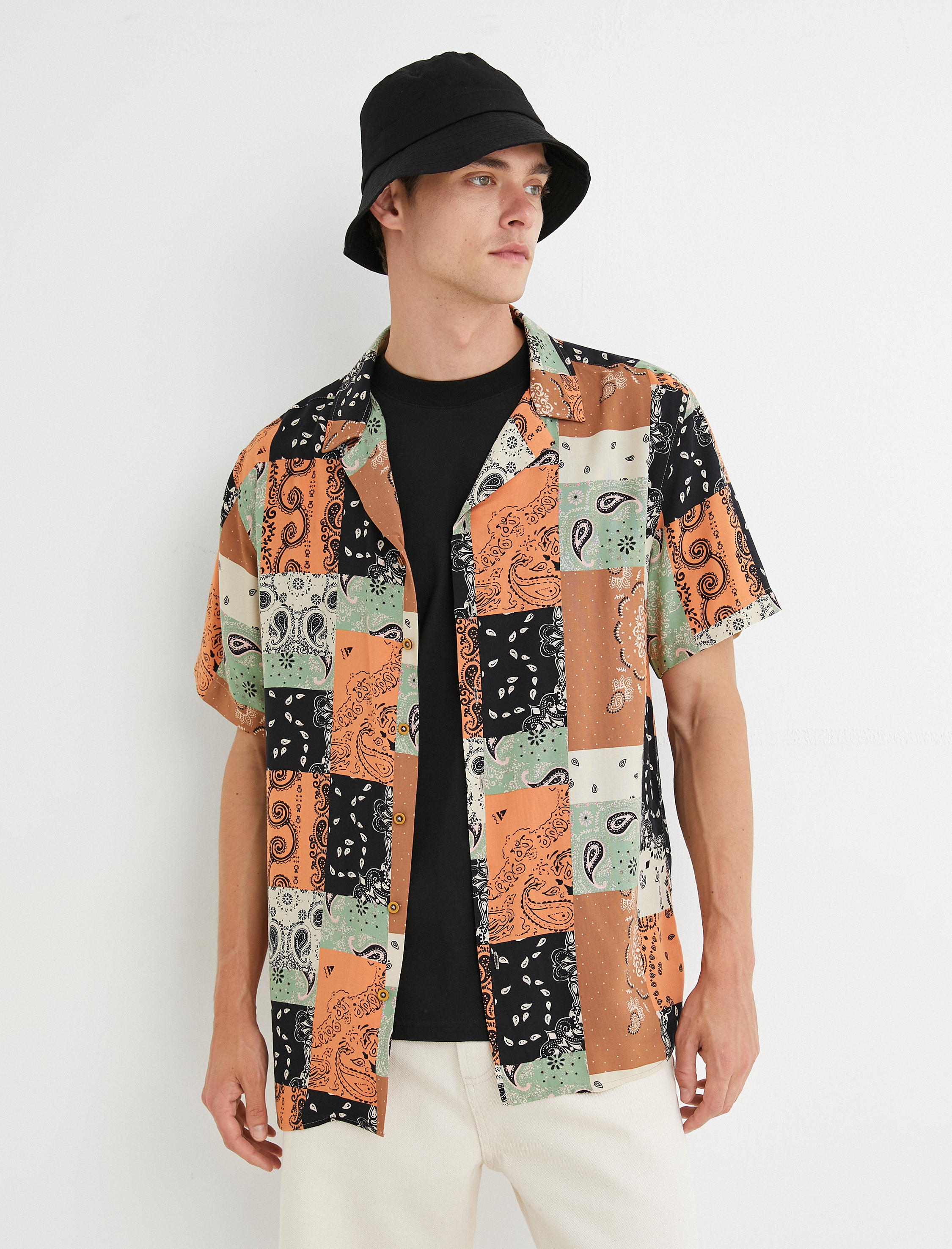   Kısa Kollu Gömlek Devrik Yaka Şal Motifli