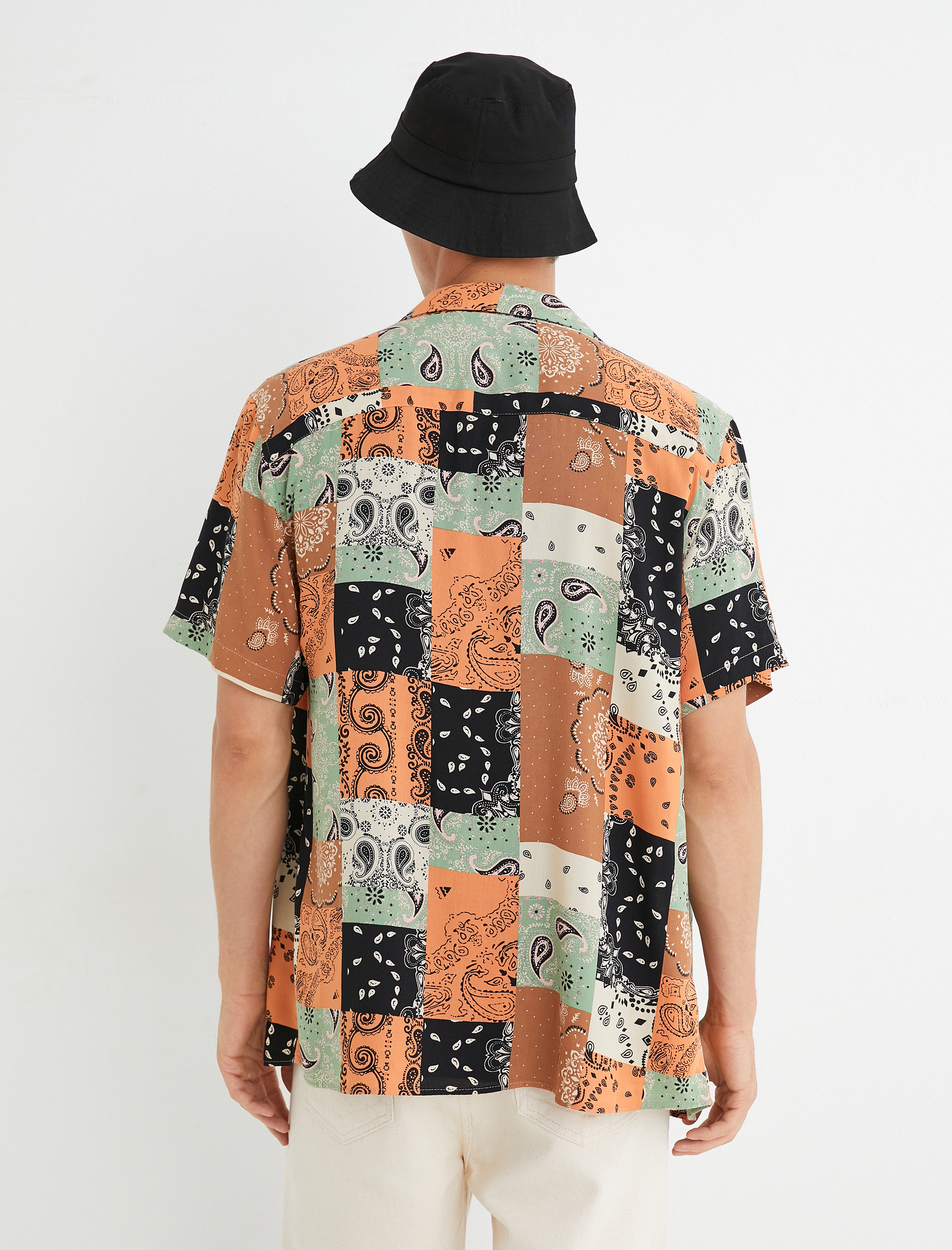   Kısa Kollu Gömlek Devrik Yaka Şal Motifli