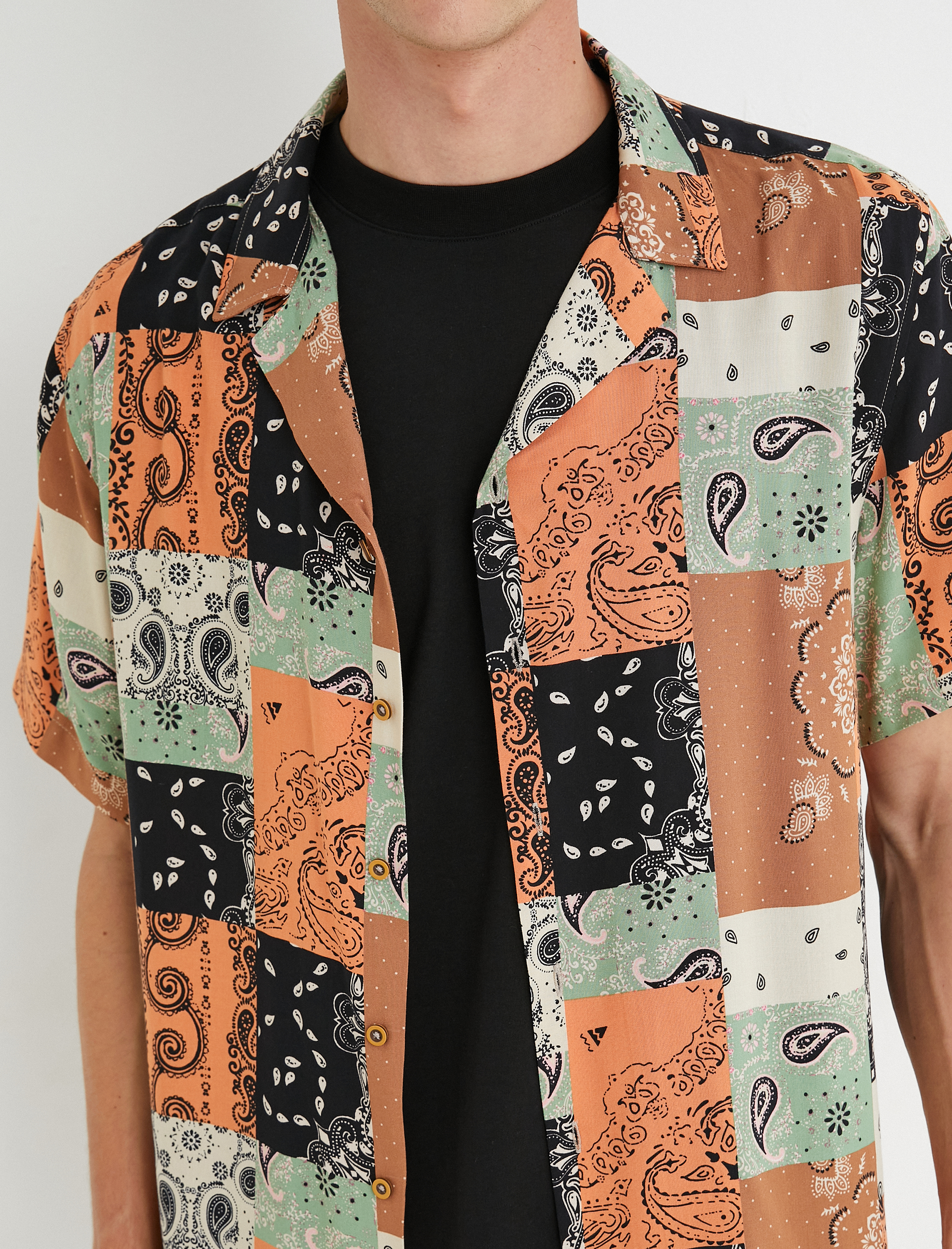   Kısa Kollu Gömlek Devrik Yaka Şal Motifli