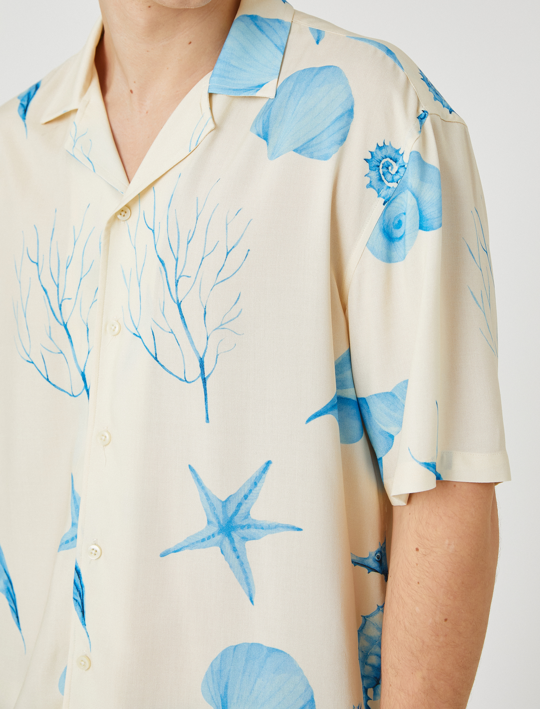   Yazlık Gömlek Kısa Kollu Devrik Yaka Deniz Kabuğu Baskı Detaylı