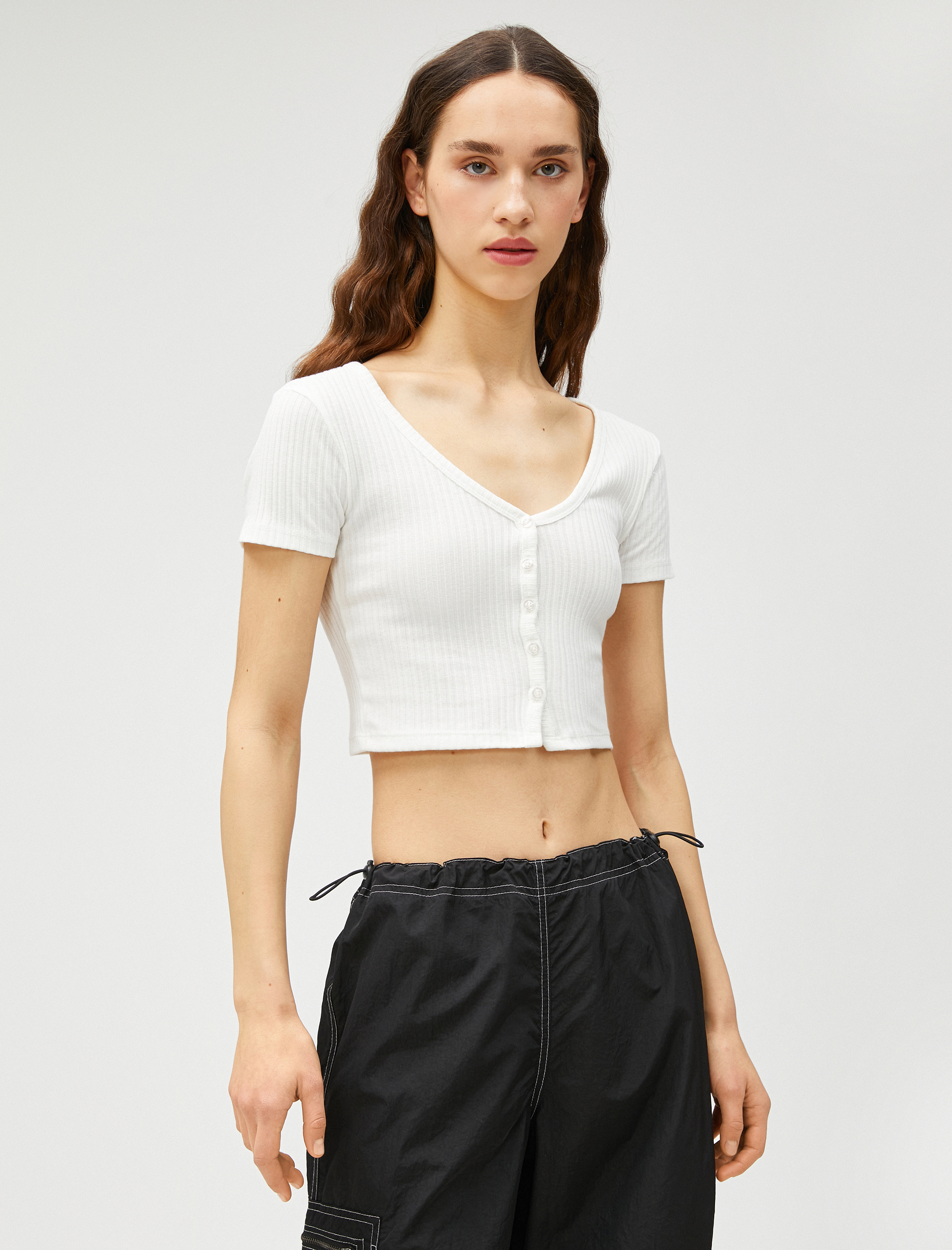   Crop Tişört V Yaka Kısa Kollu Düğmeli