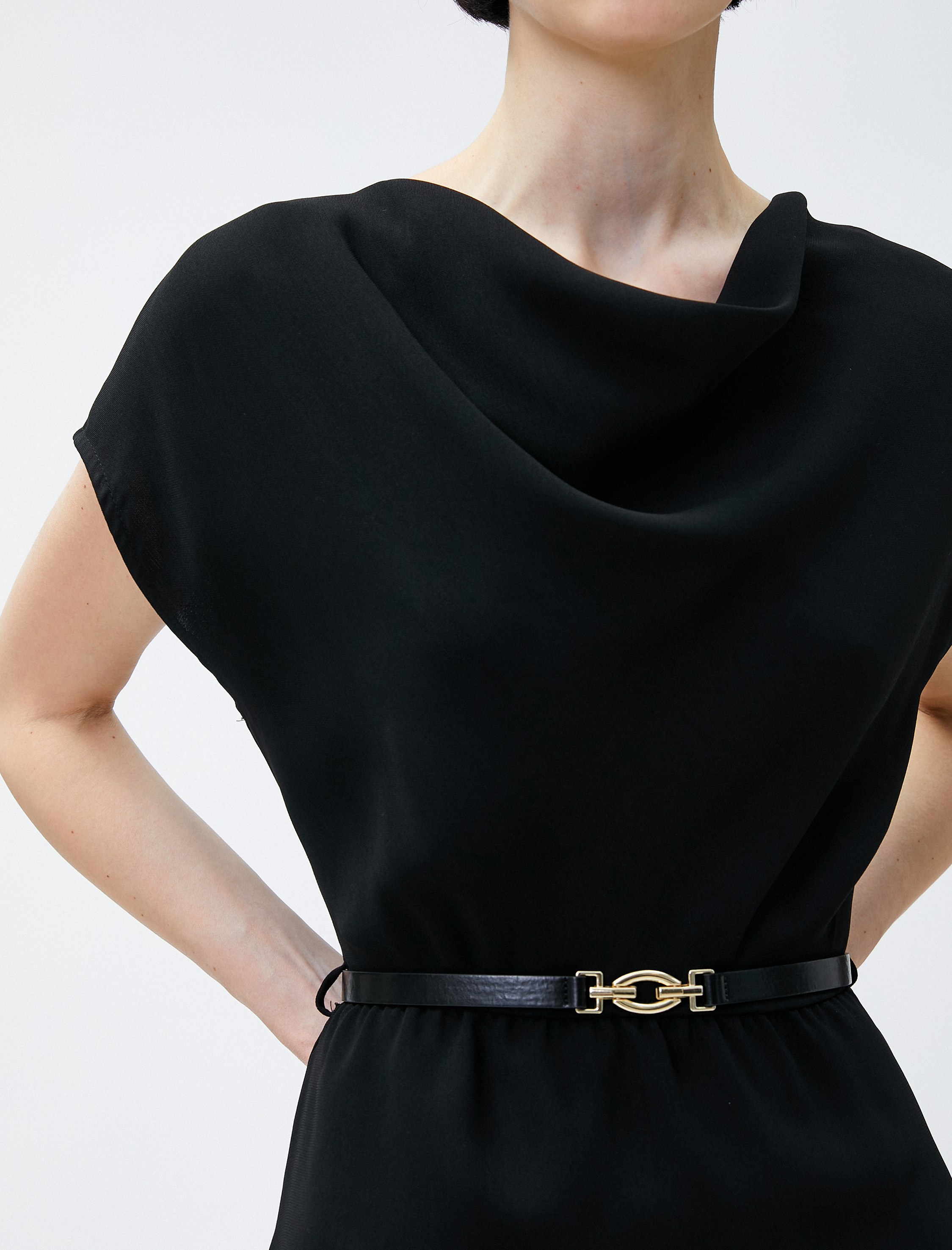   Kısa Elbise Degaje Yaka Kemerli