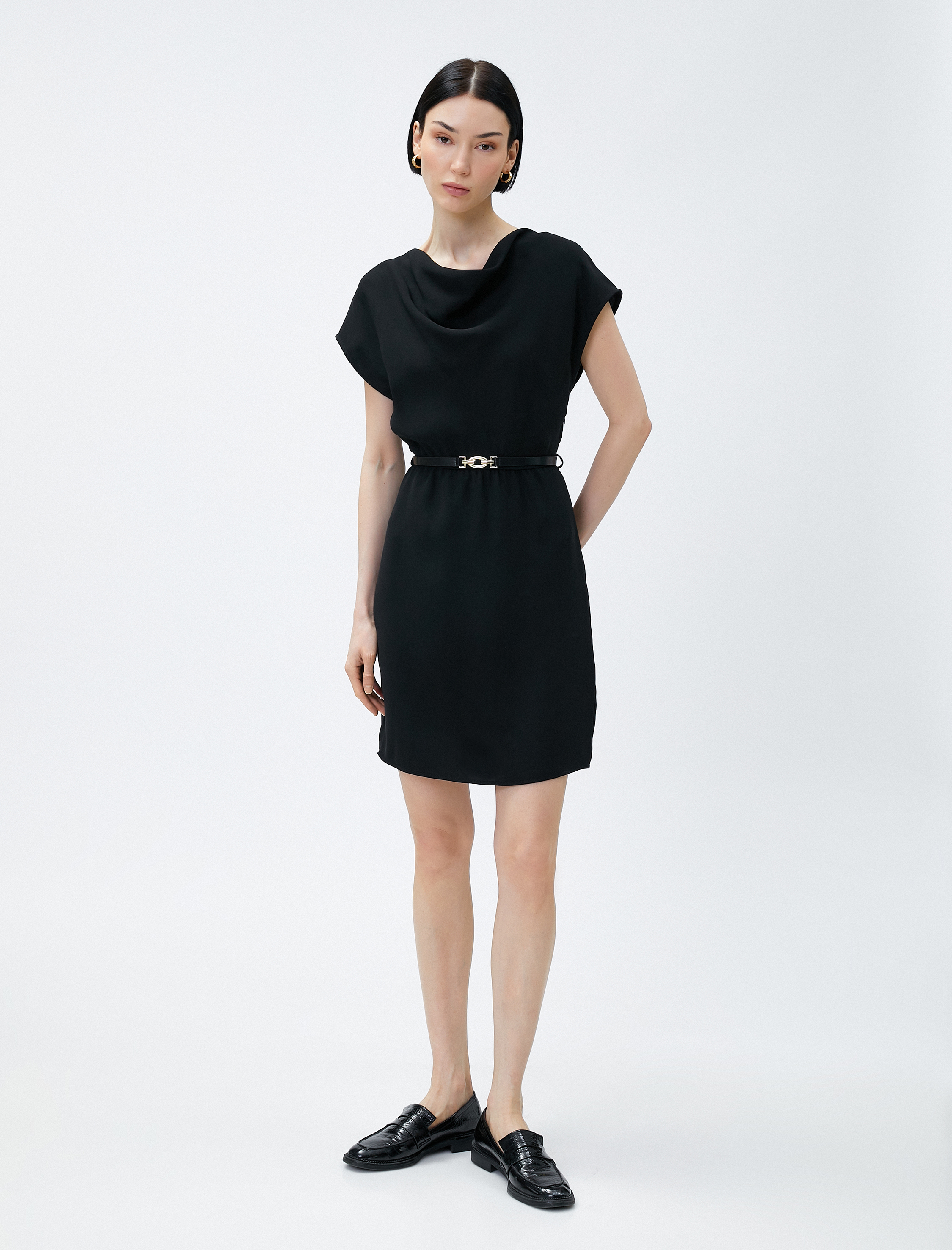   Kısa Elbise Degaje Yaka Kemerli