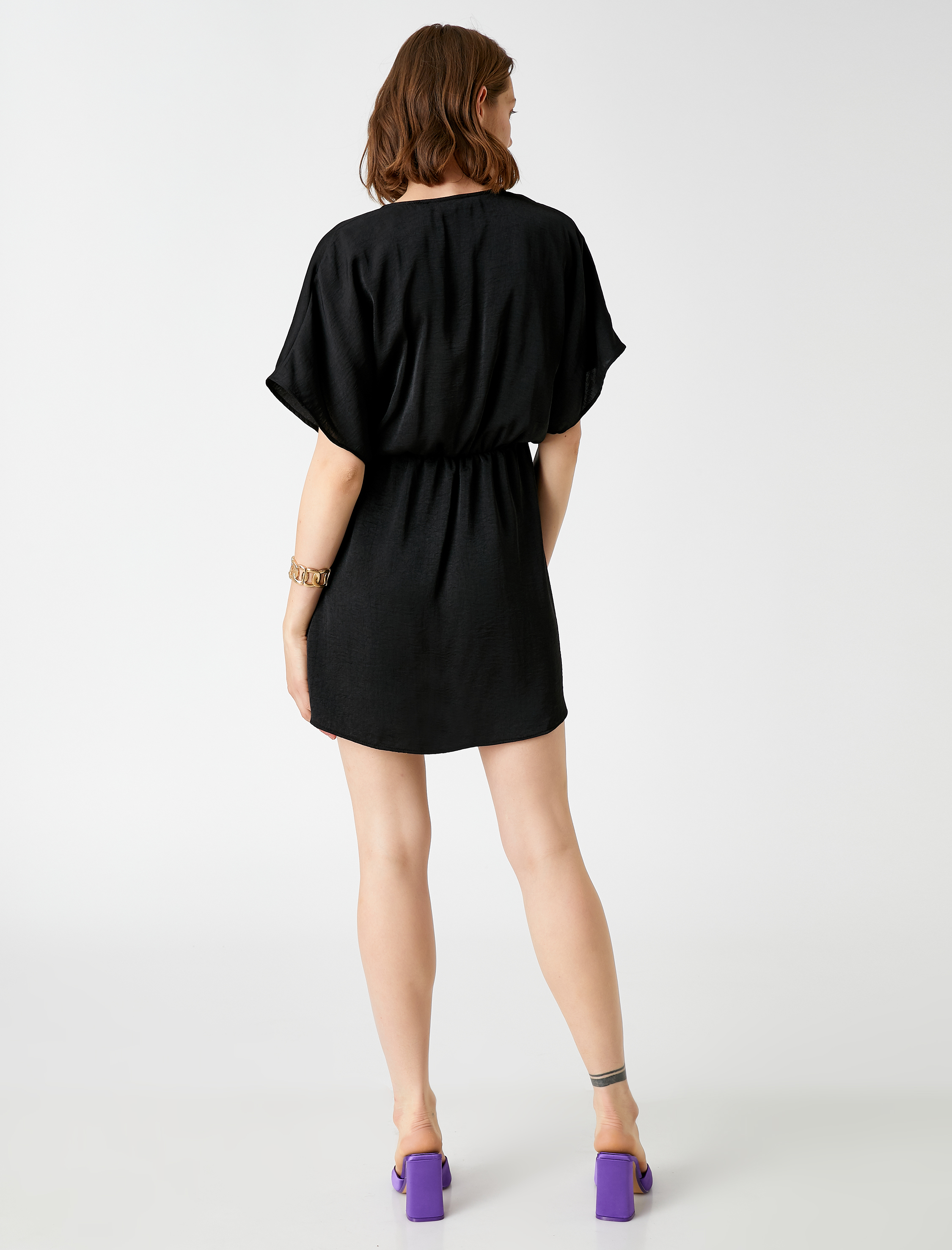   Mini Elbise V Yaka Kısa Kollu Saten Görünümlü