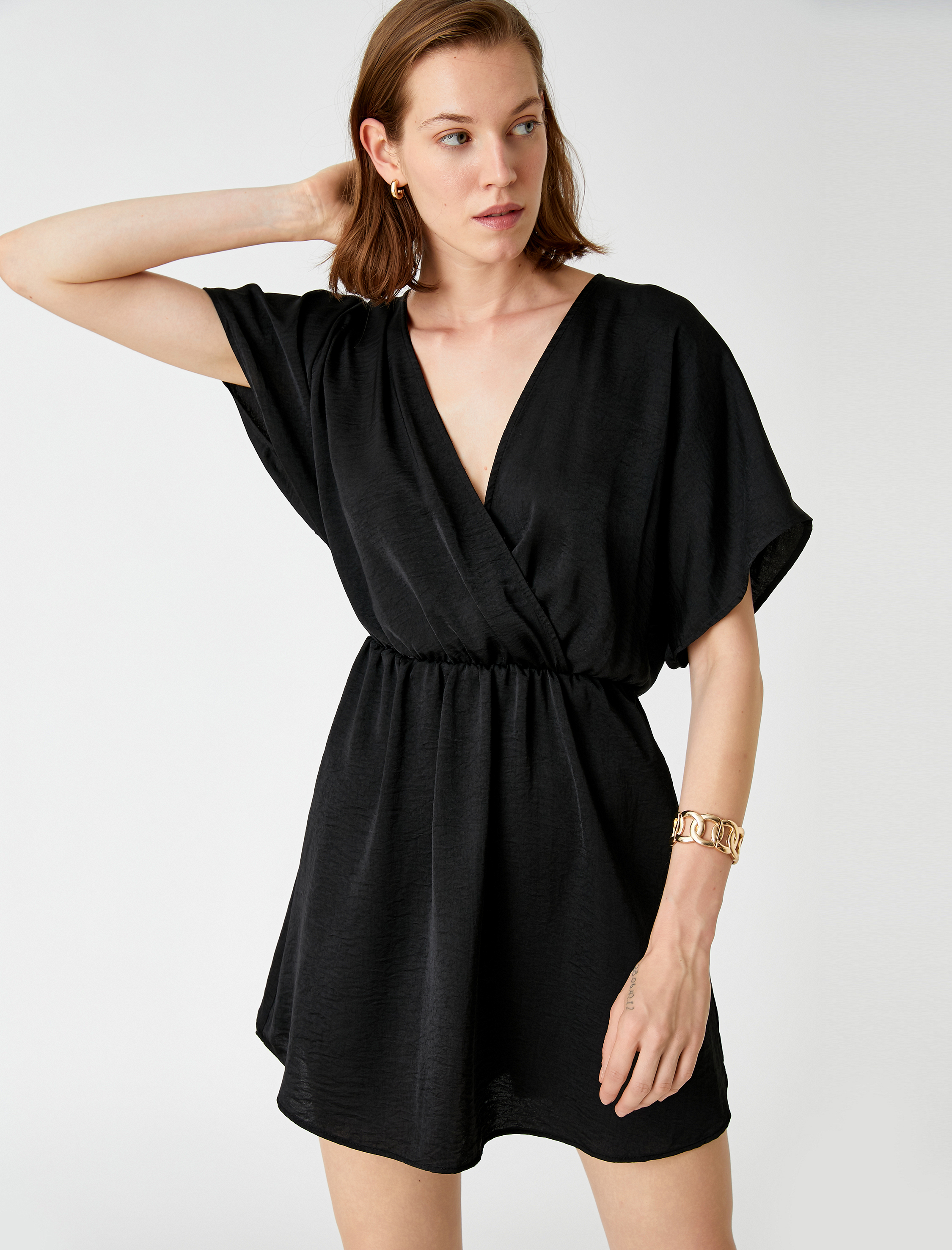   Mini Elbise V Yaka Kısa Kollu Saten Görünümlü