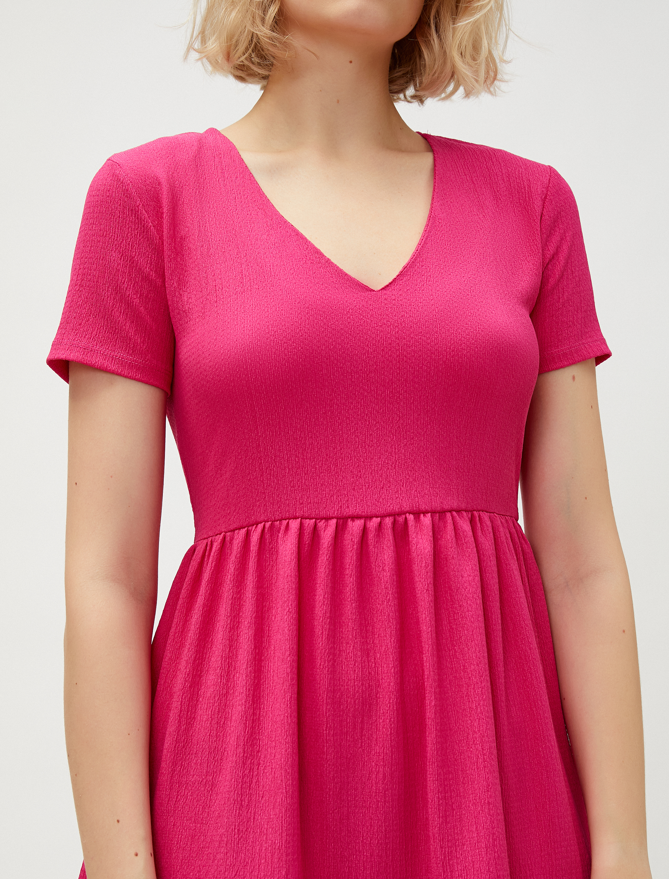   Katlı Mini Elbise Kısa Kollu V Yaka