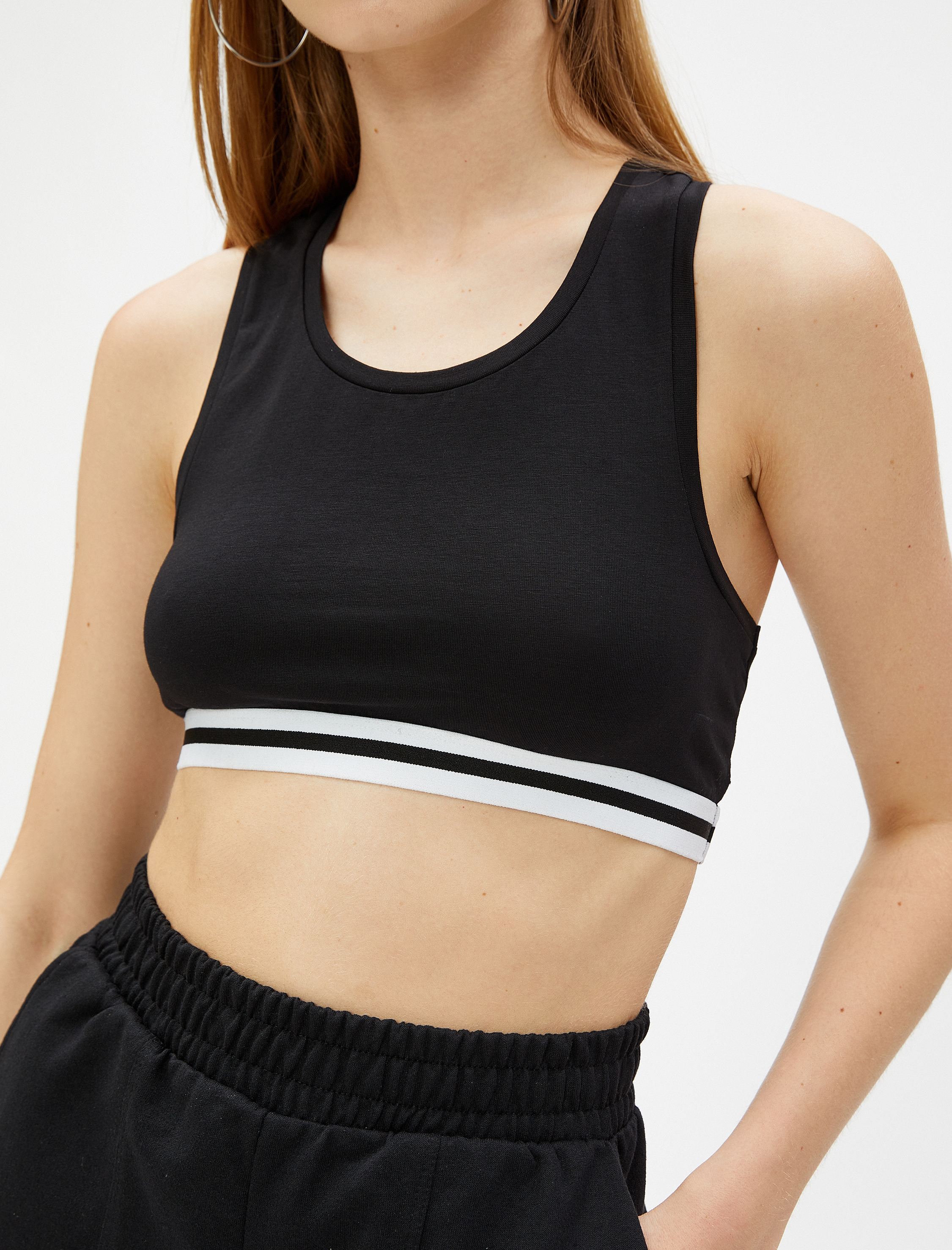 Crop Atlet U Yaka Ribana Detaylı