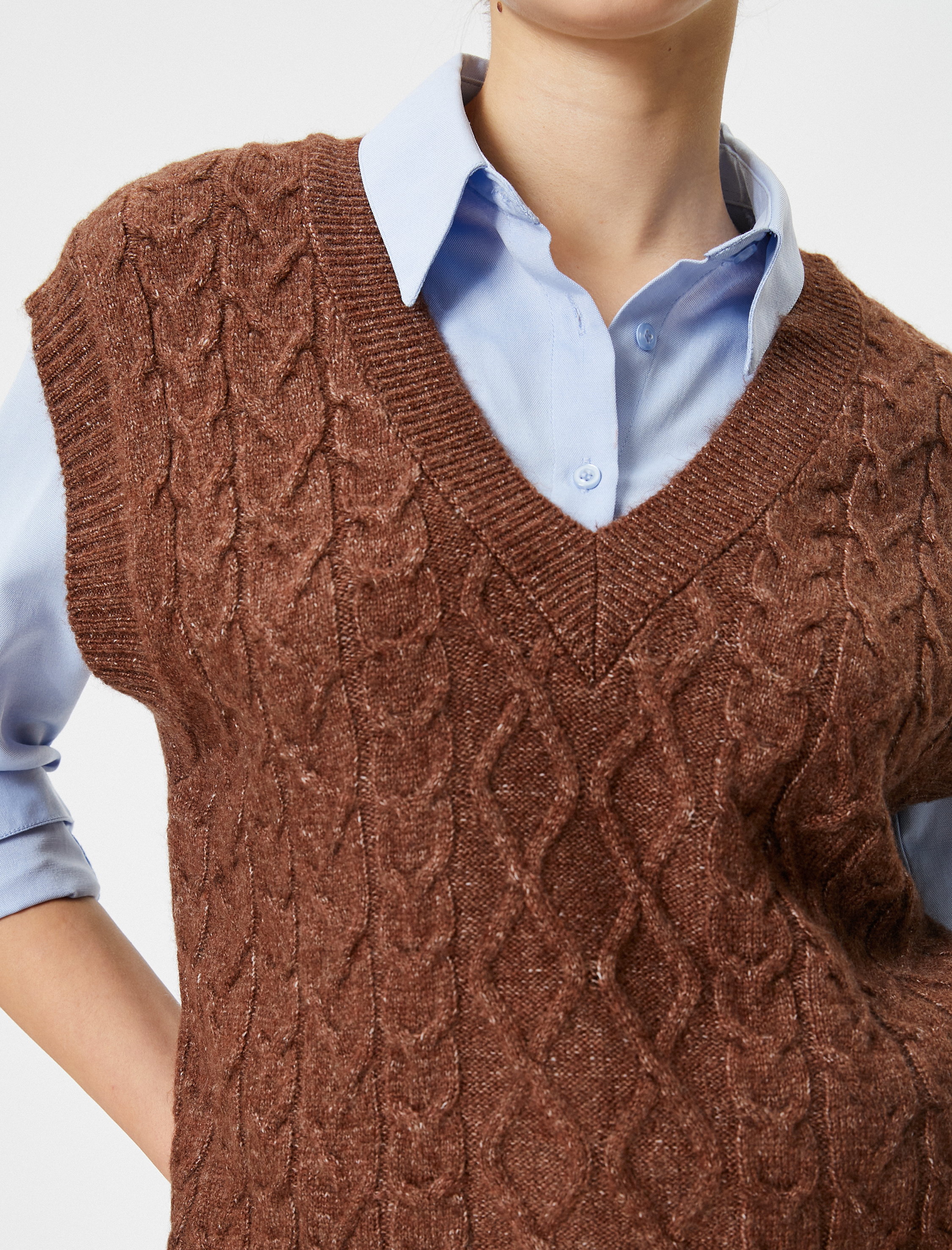   V Yaka Süveter Saç Örgü Detaylı