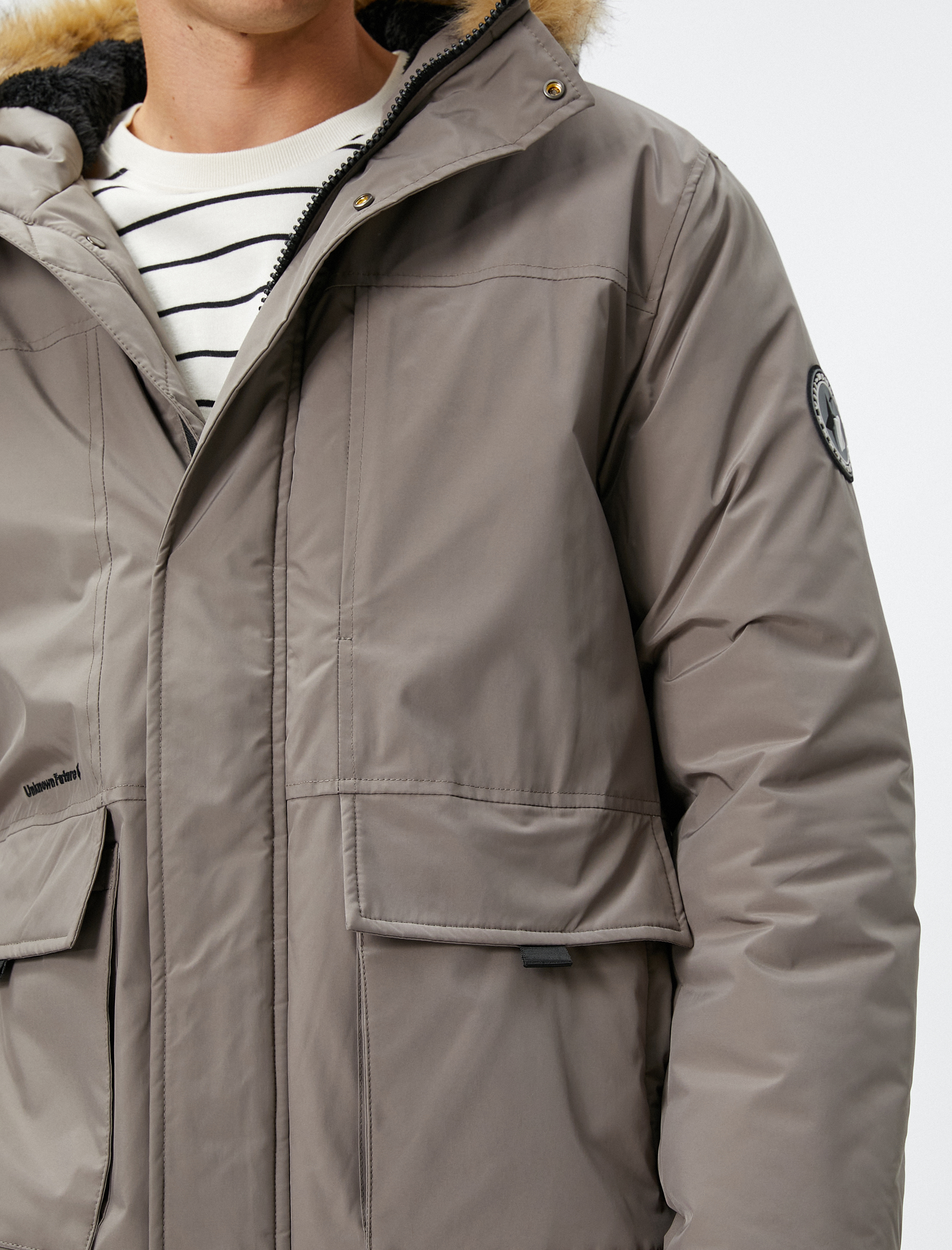   Şişme Mont Suni Kürk Detaylı Kapşonlu Fermuarlı Etiket Baskılı Cepli