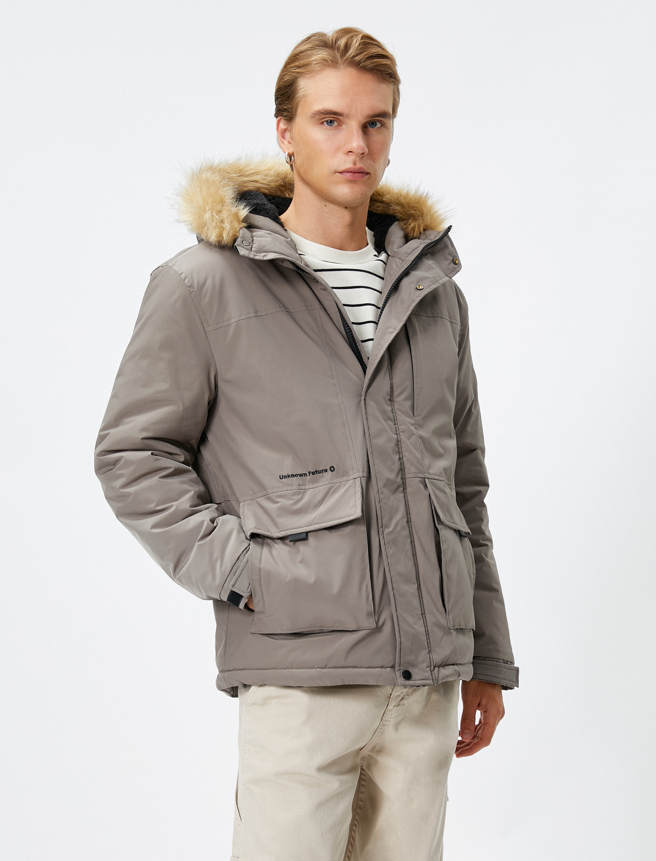   Şişme Mont Suni Kürk Detaylı Kapşonlu Fermuarlı Etiket Baskılı Cepli