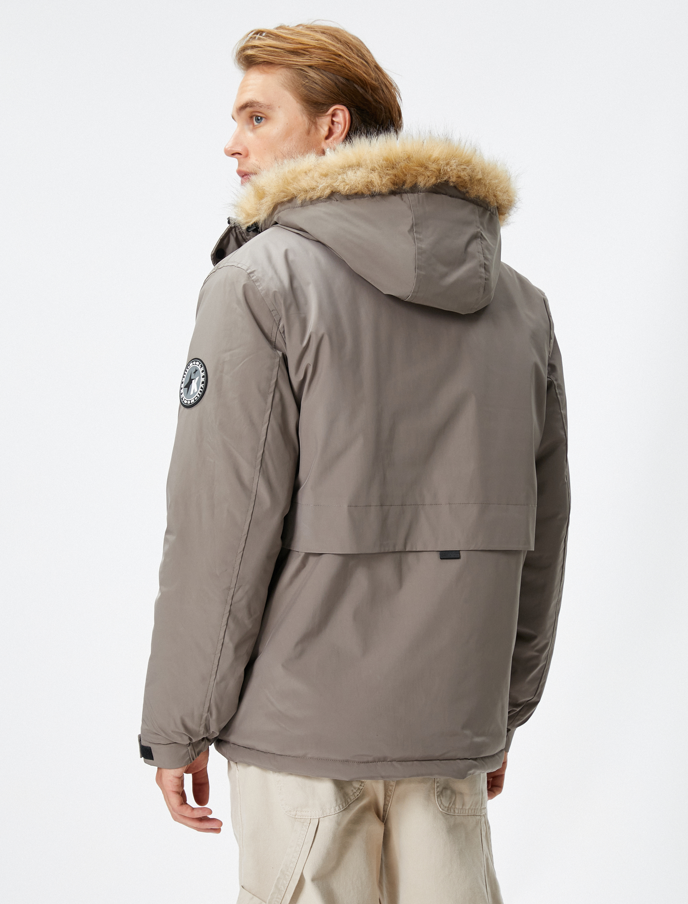   Şişme Mont Suni Kürk Detaylı Kapşonlu Fermuarlı Etiket Baskılı Cepli