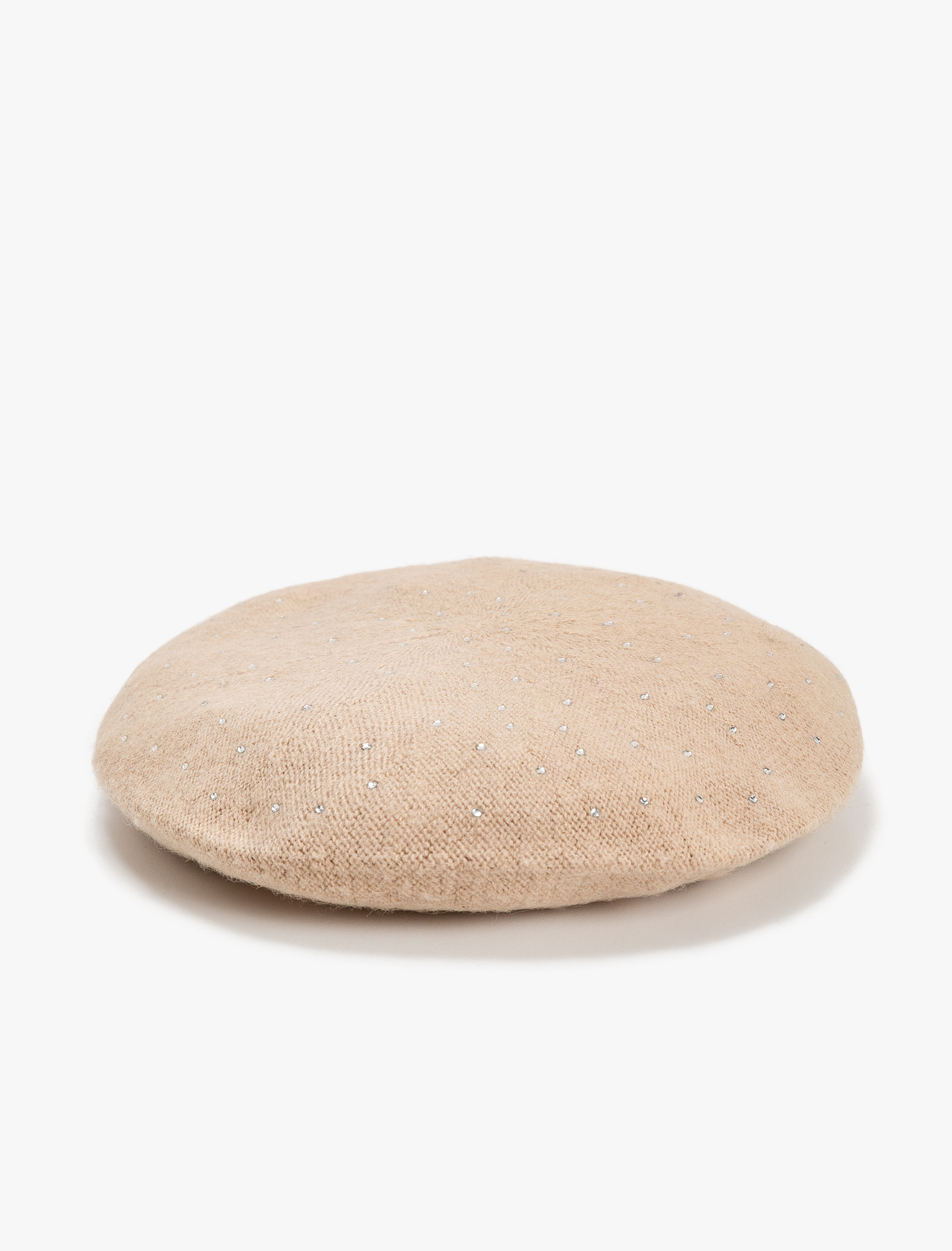  Kadın Ressam Şapka Boncuk Detaylı