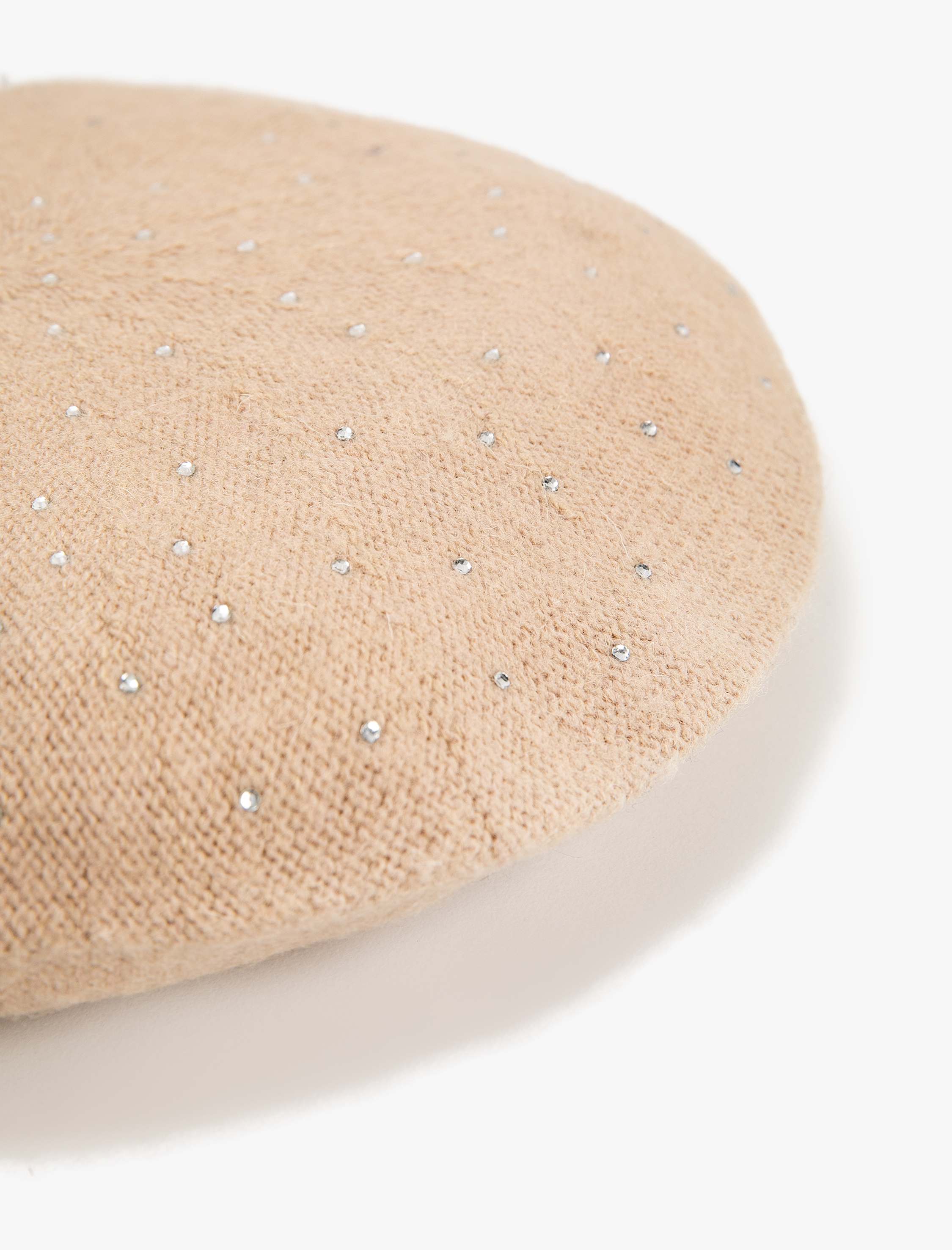  Kadın Ressam Şapka Boncuk Detaylı