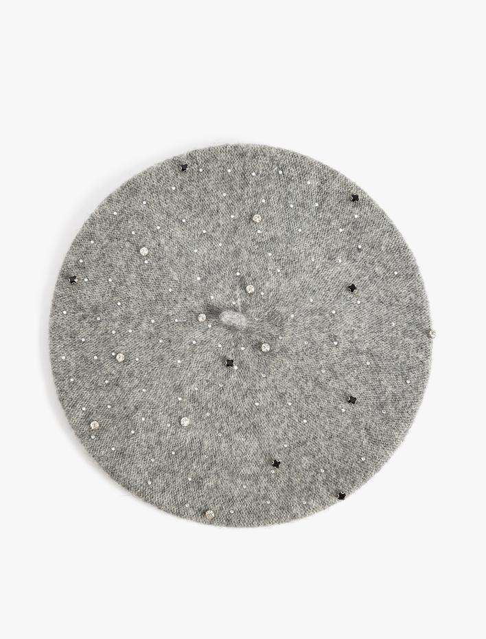 Kadın Ressam Şapka Boncuk Detaylı