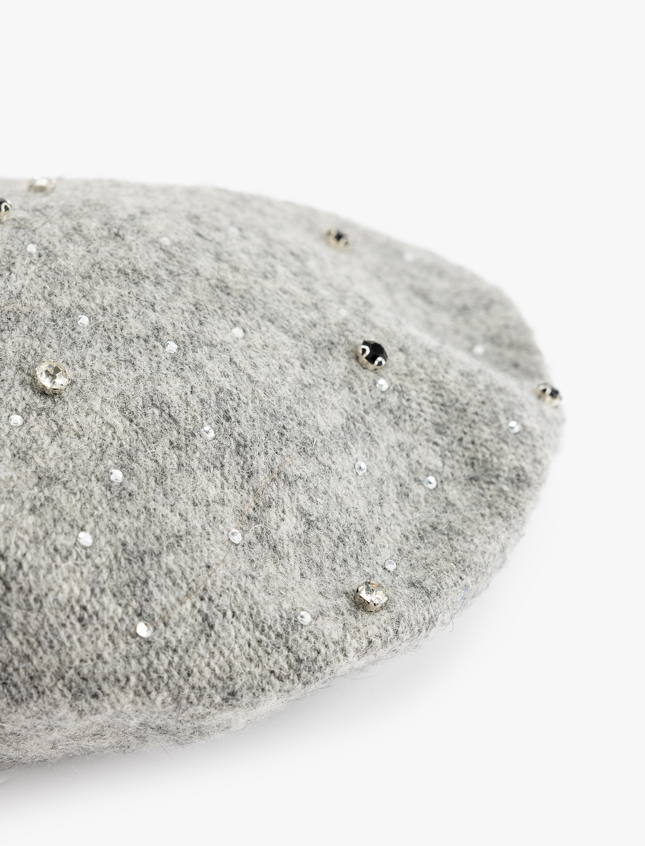  Kadın Ressam Şapka Boncuk Detaylı