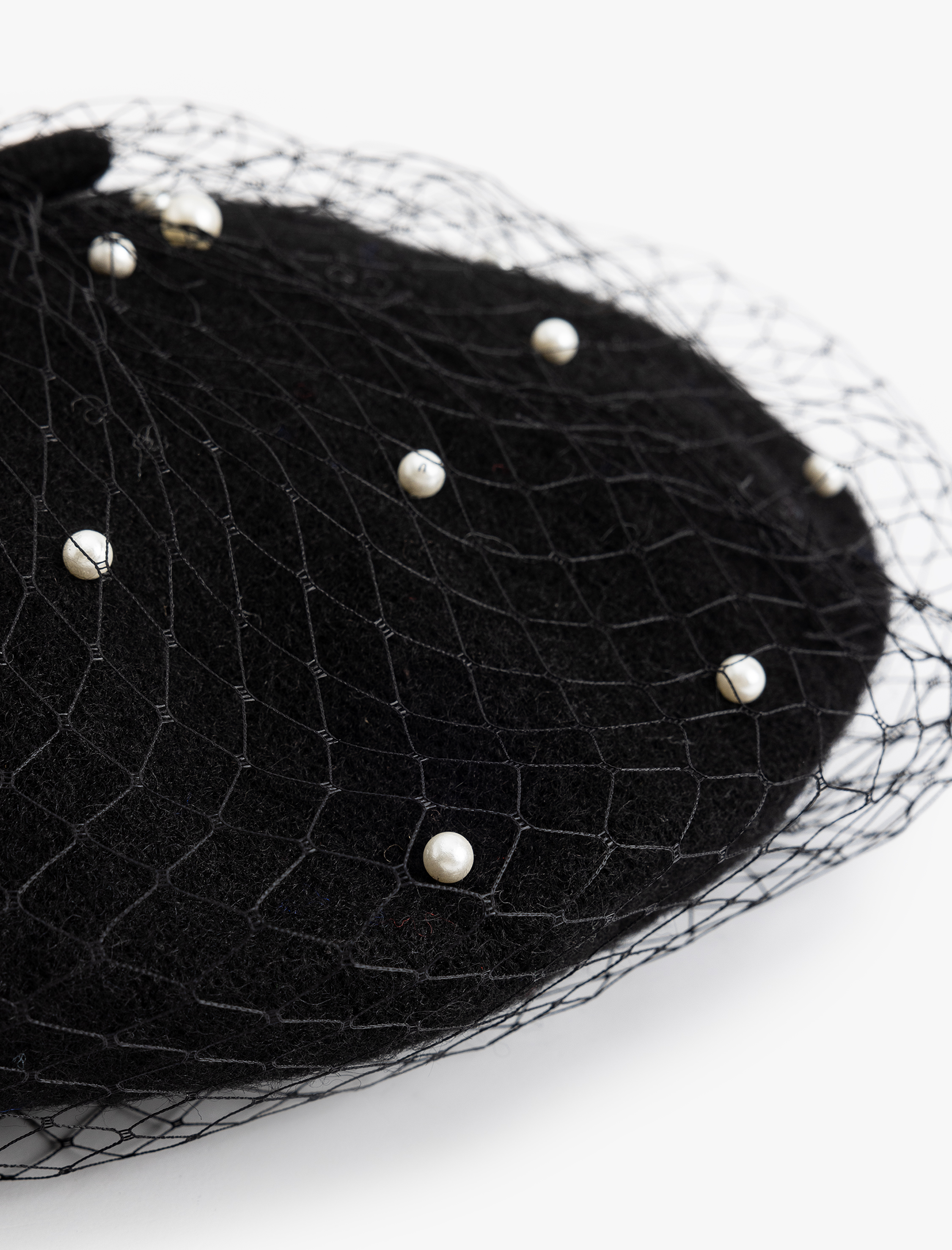 Kadın Ressam Şapka Boncuk ve File Detaylı