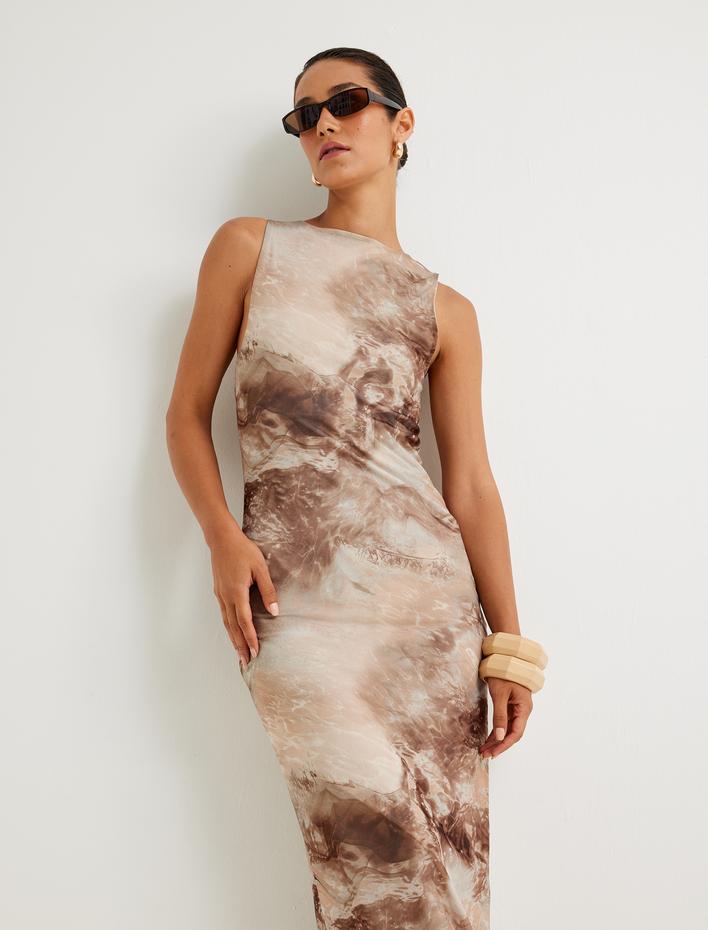  Koton X Sima Tarkan - Uzun Kalem Elbise Soyut Desenli Kolsuz Yuvarlak Yaka