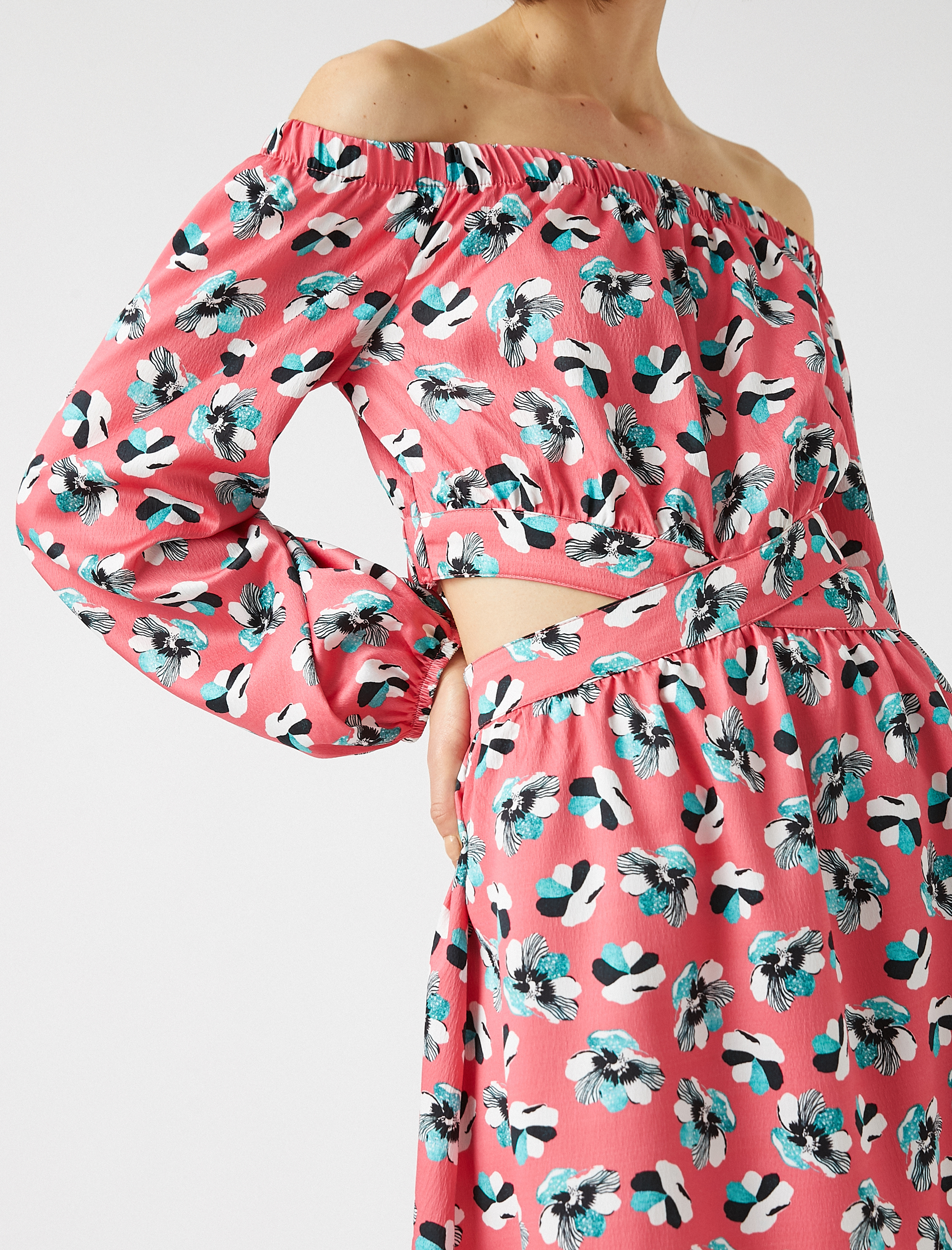   Omzu Açık Mini Elbise