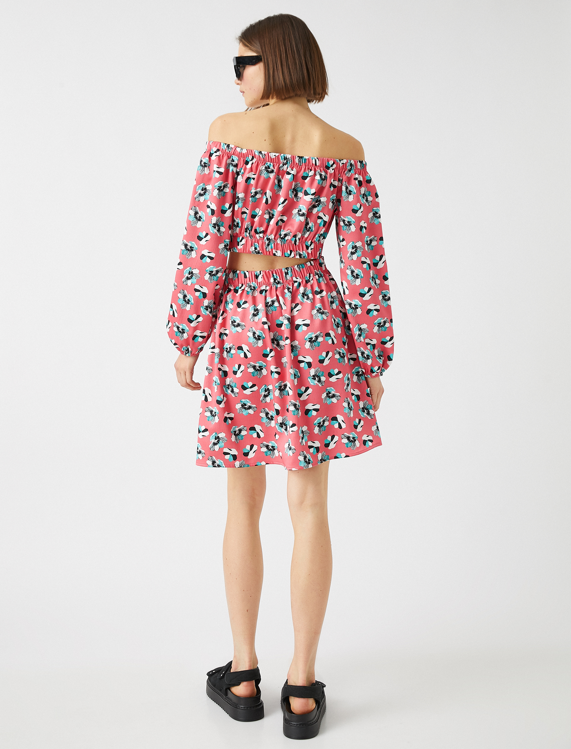   Omzu Açık Mini Elbise