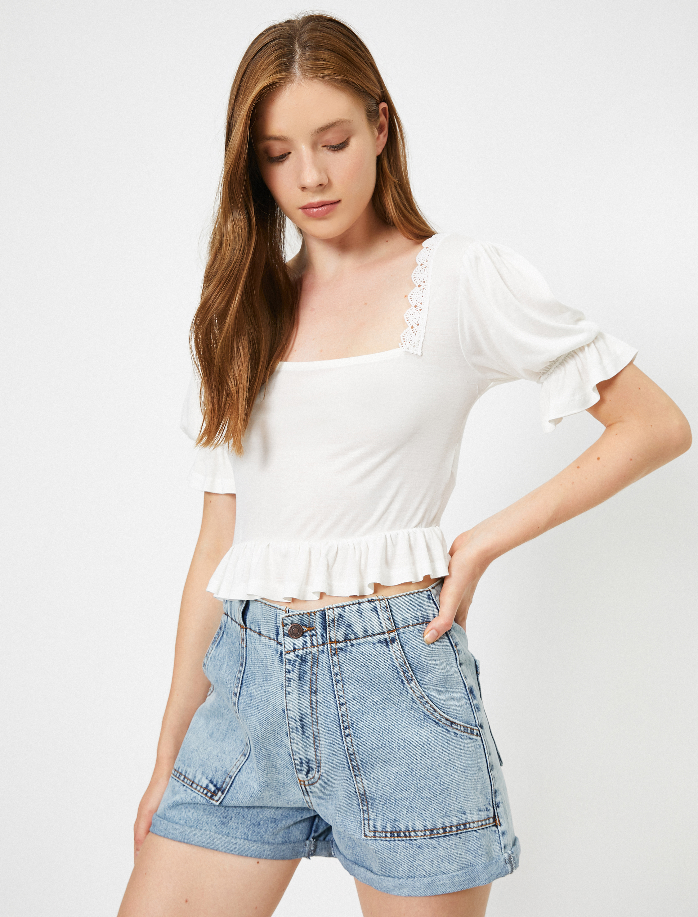   Kısa Kollu Fırfırlı Dantelli Crop Tişört