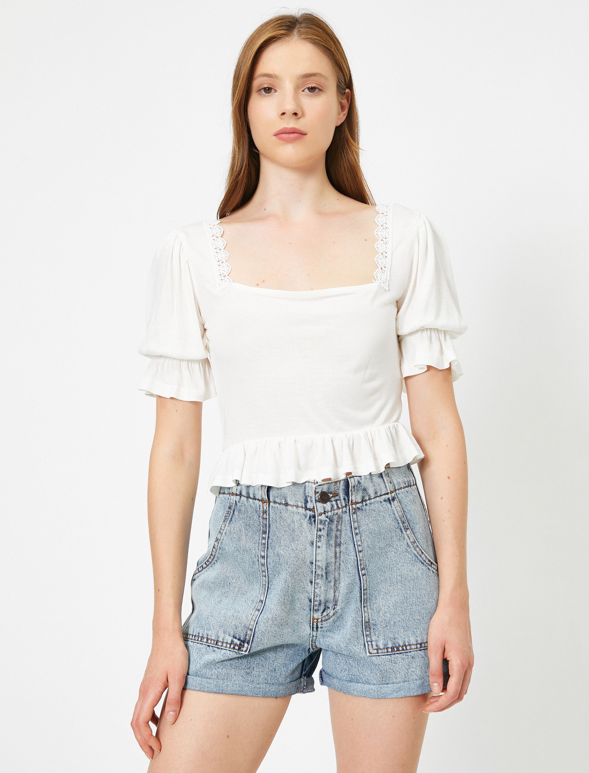   Kısa Kollu Fırfırlı Dantelli Crop Tişört