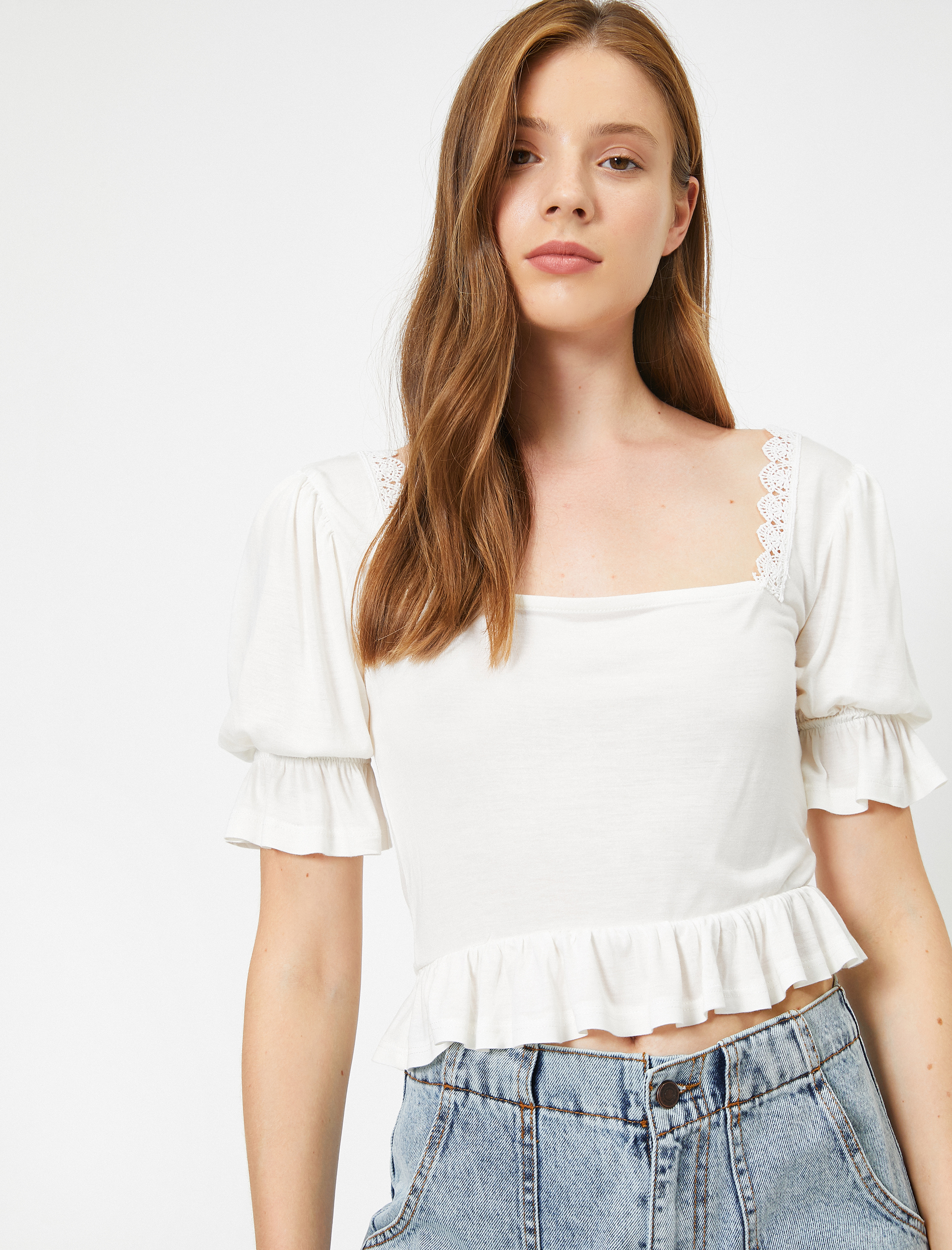   Kısa Kollu Fırfırlı Dantelli Crop Tişört