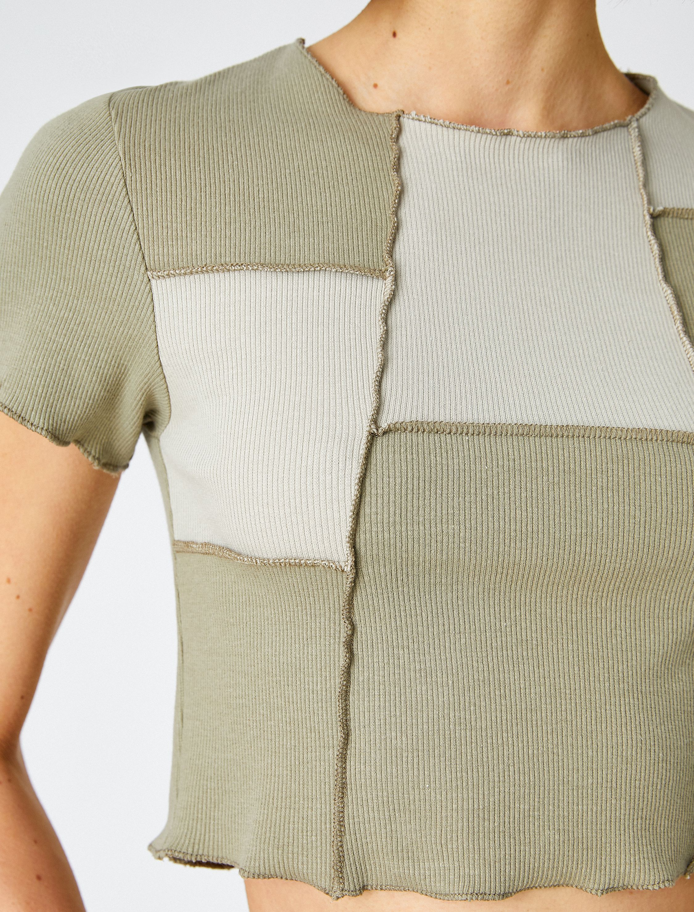   Crop Tişört Dikiş Detaylı Kısa Kollu Bisiklet Yaka Pamuklu