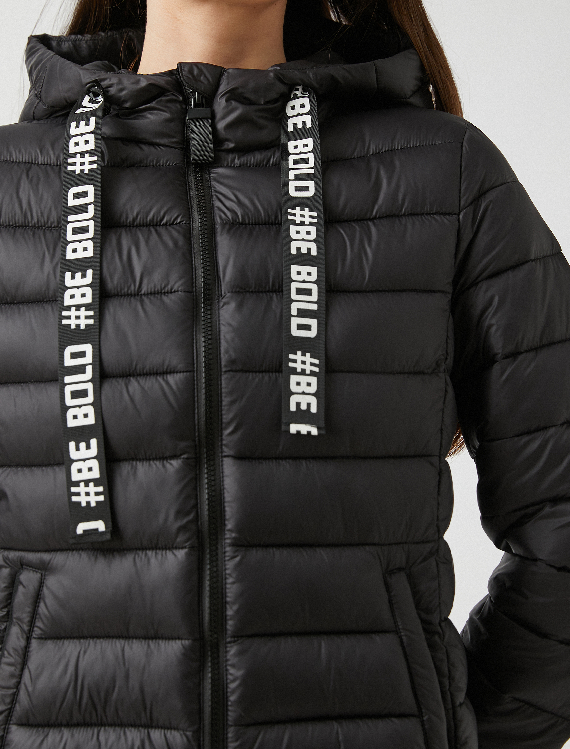   Şişme Mont Kapüşonlu Yazı Baskılı