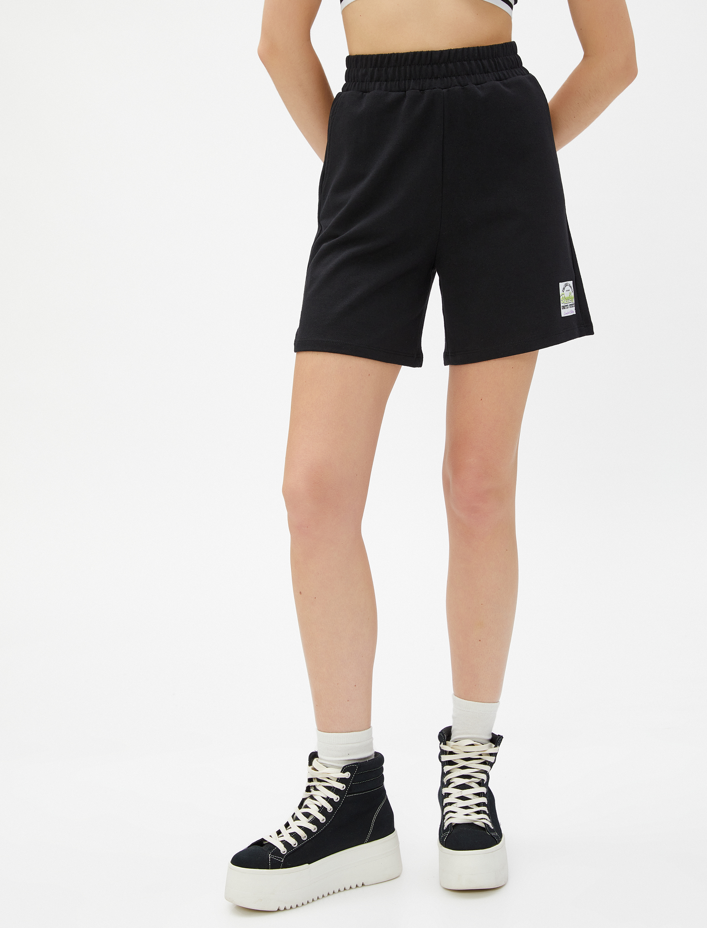   Mini Şort Beli Kalın Lastikli Cepli Etiket Detaylı