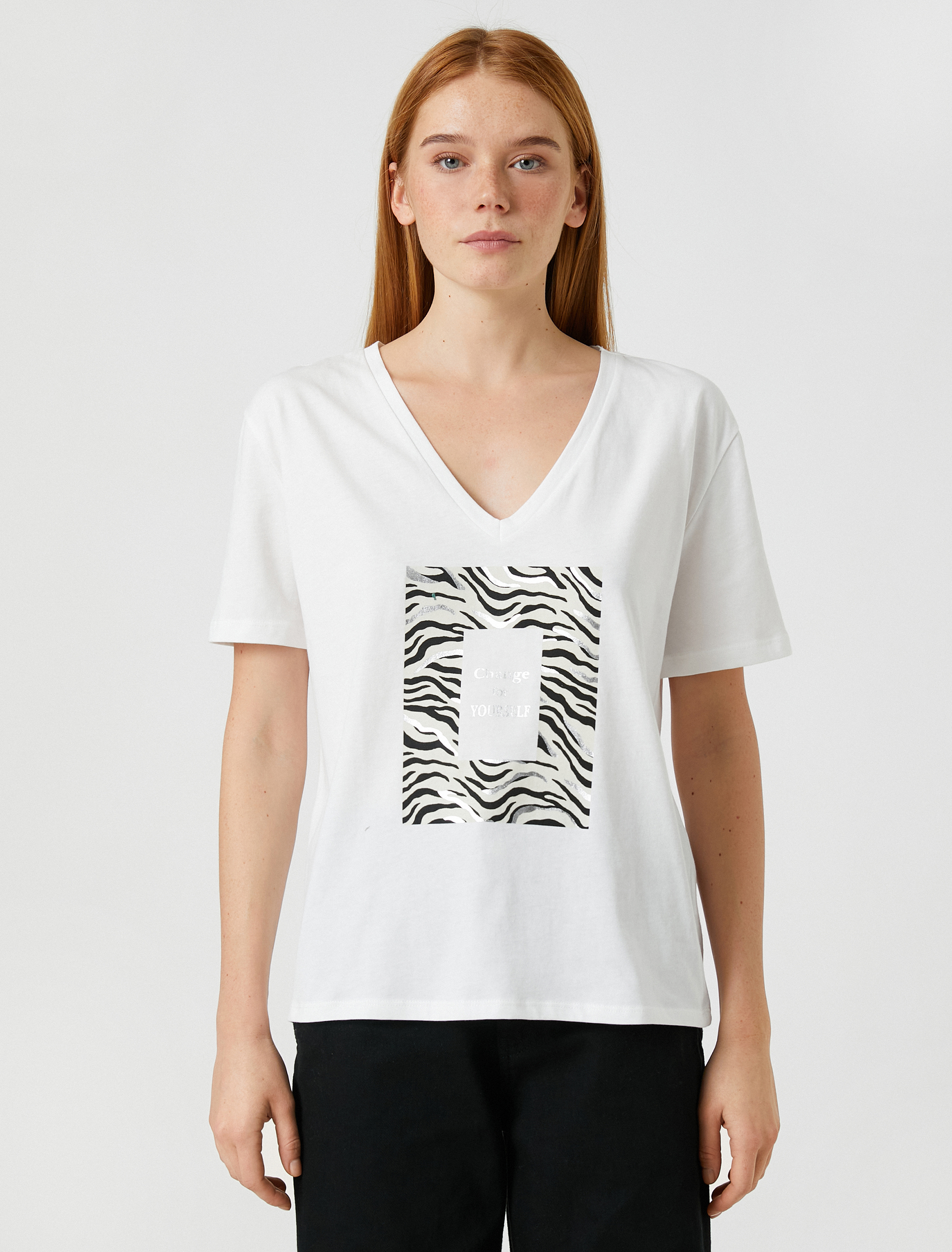   Kısa Kollu Tişört Parlak Yazı Baskılı V Yaka