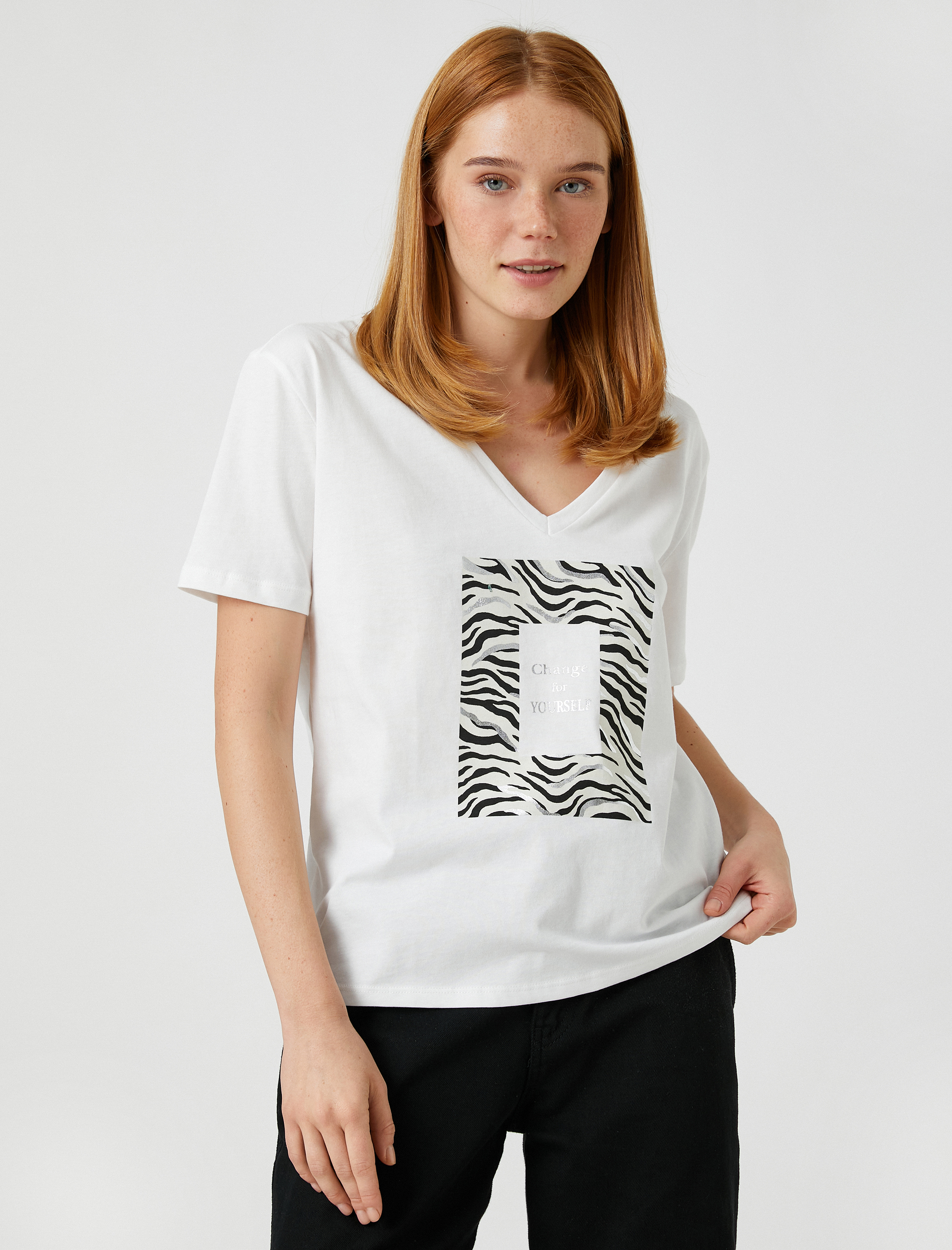   Kısa Kollu Tişört Parlak Yazı Baskılı V Yaka