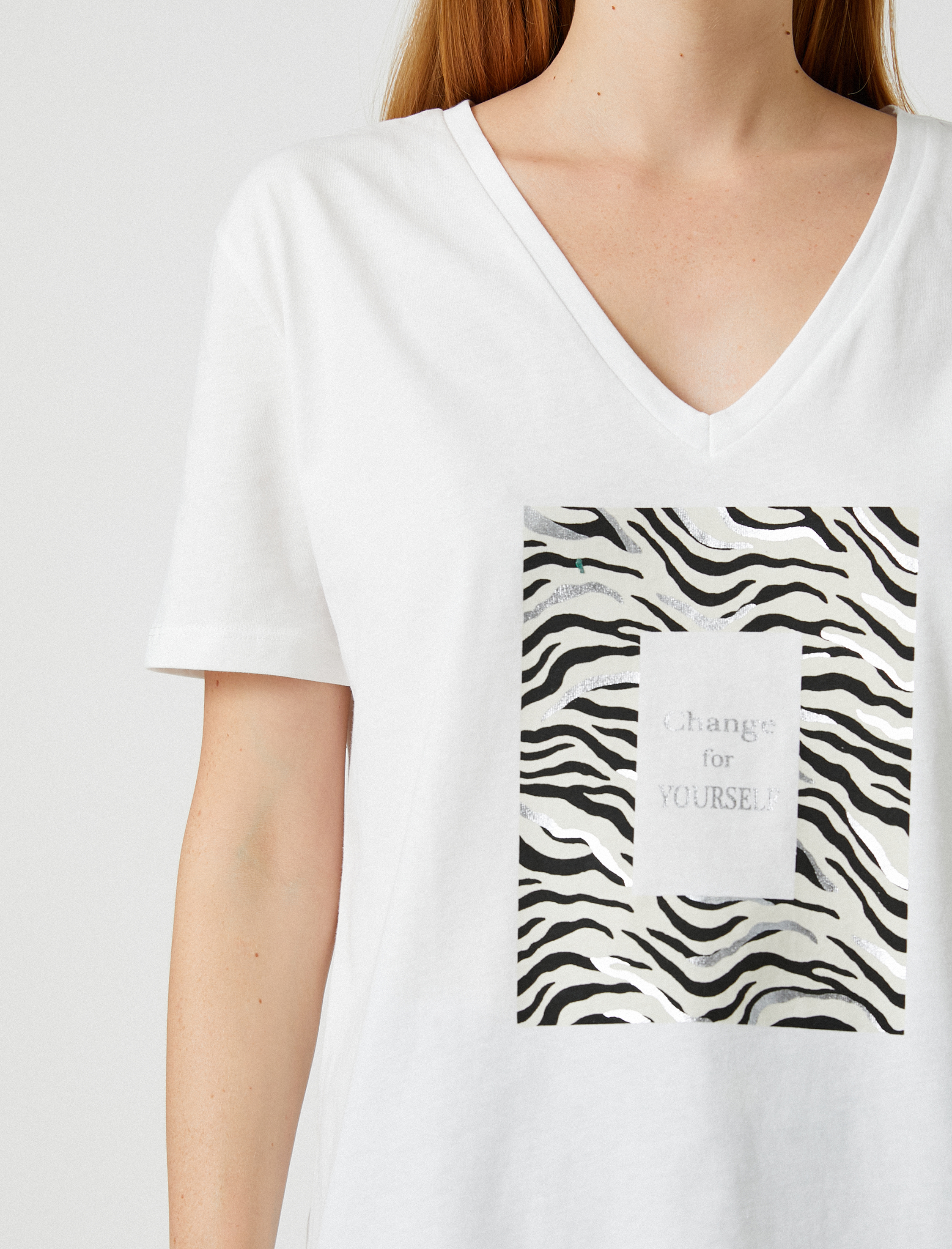   Kısa Kollu Tişört Parlak Yazı Baskılı V Yaka