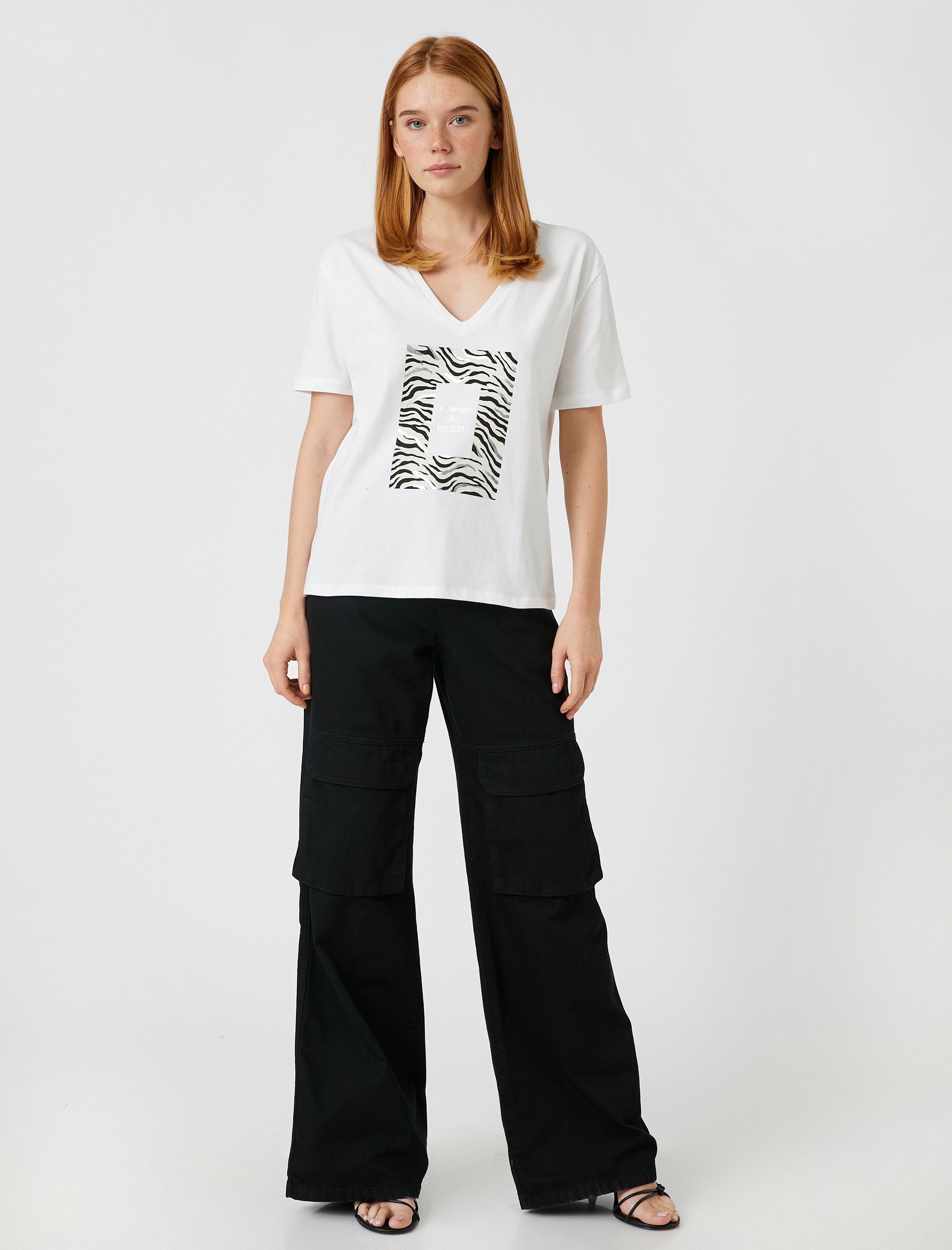   Kısa Kollu Tişört Parlak Yazı Baskılı V Yaka