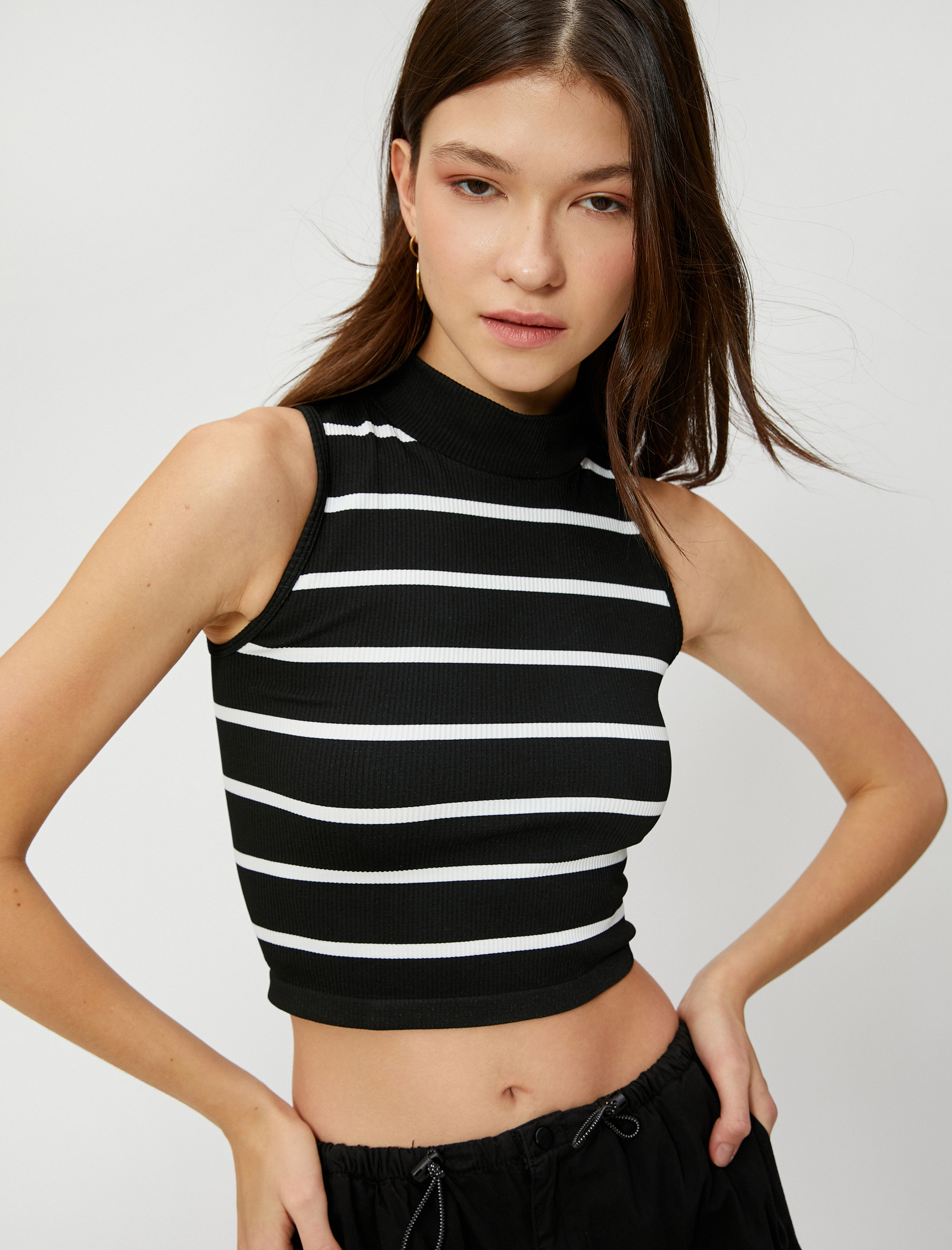 Crop Atlet Dik Yaka Fitilli Desenli
