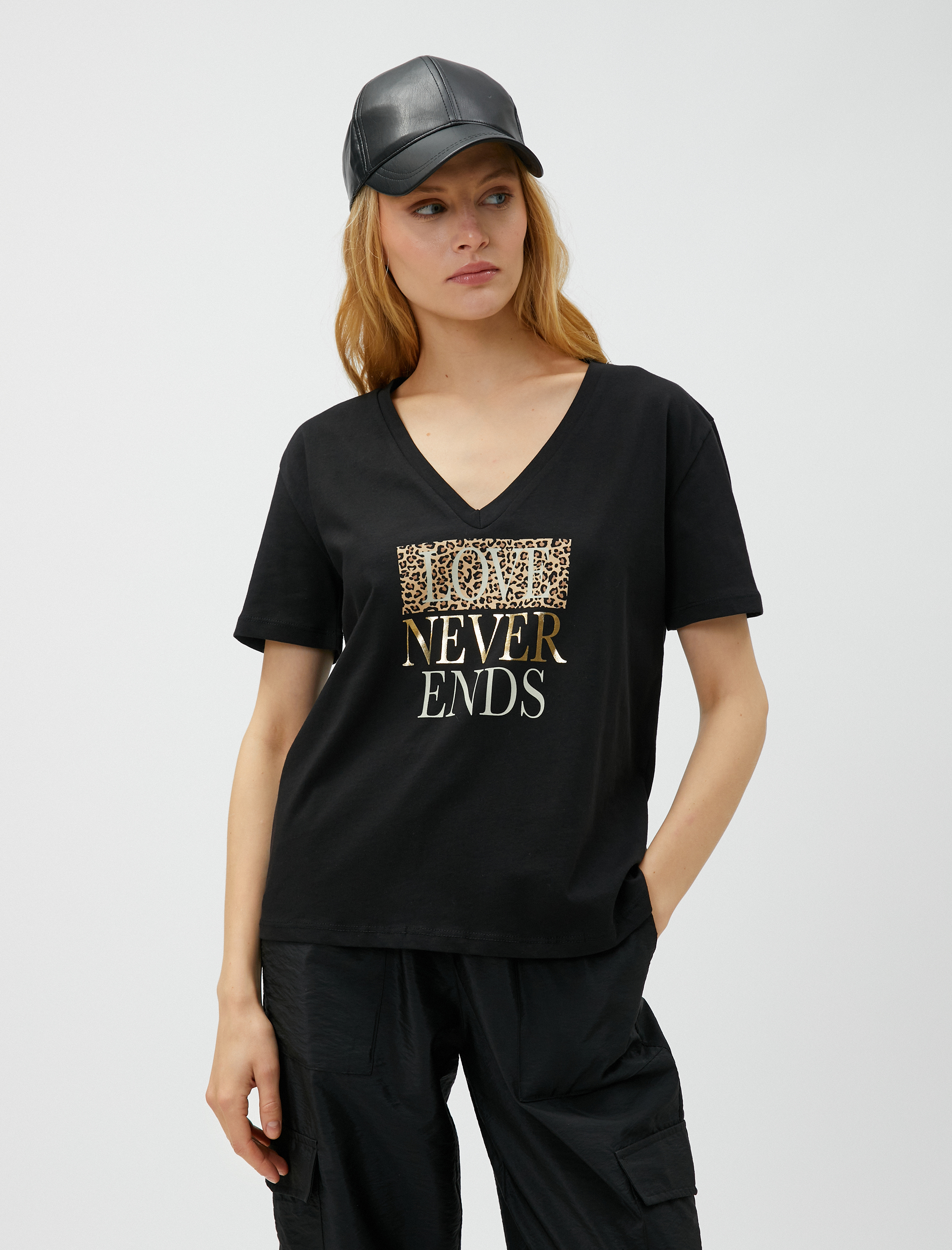   Tişört V Yaka Parlak Baskılı Pamuklu