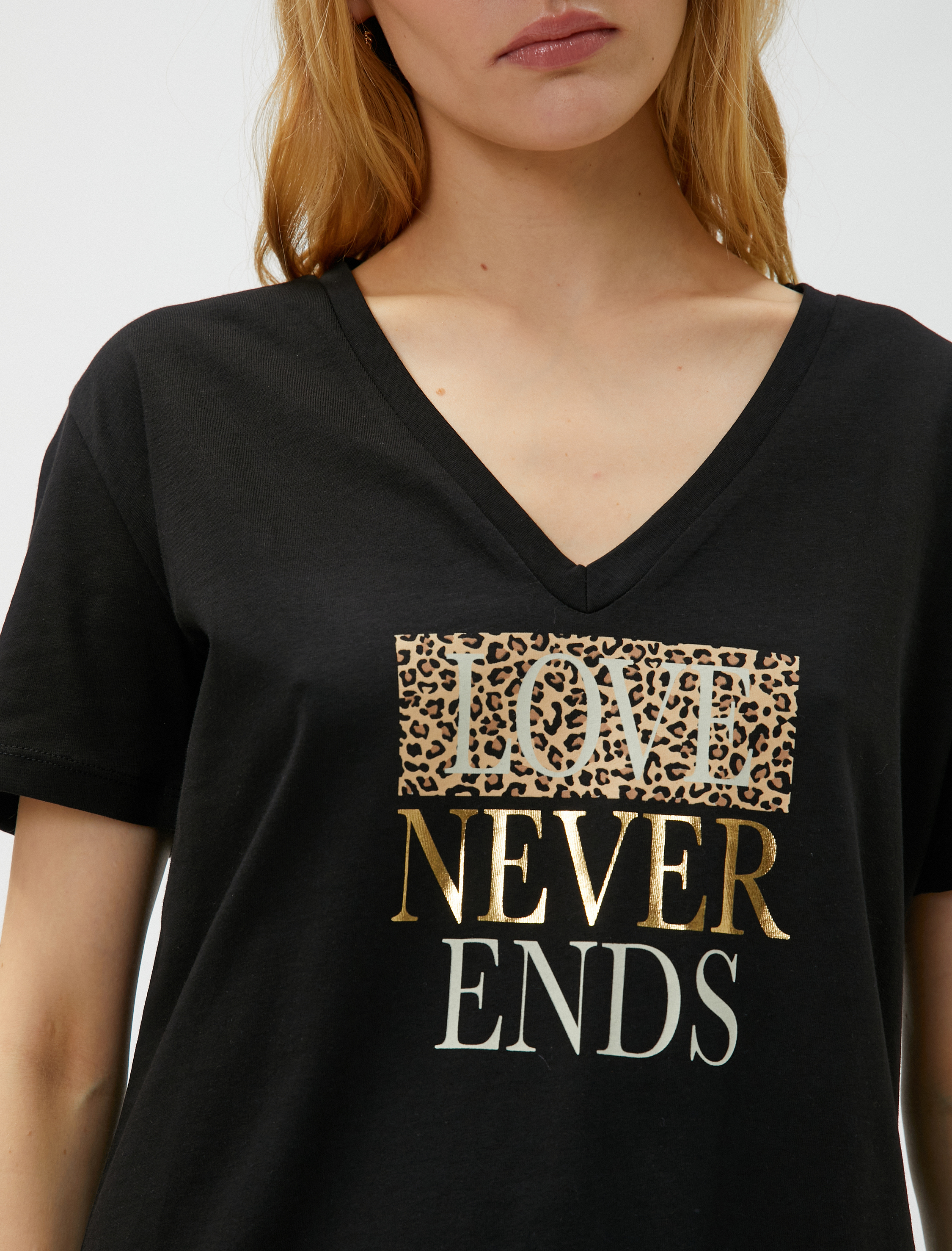   Tişört V Yaka Parlak Baskılı Pamuklu