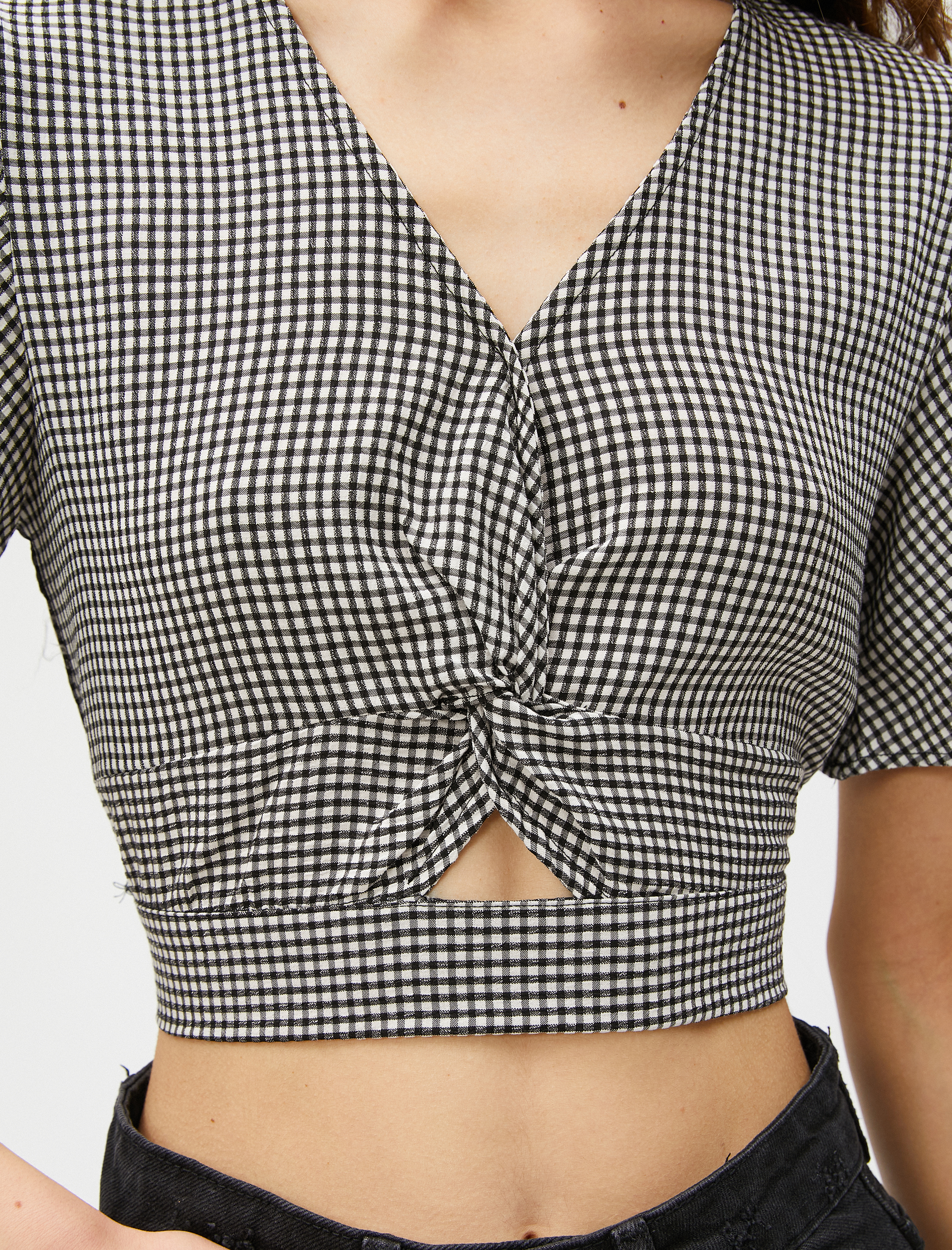   Crop Bluz V Yaka Pencere Detaylı V Yaka