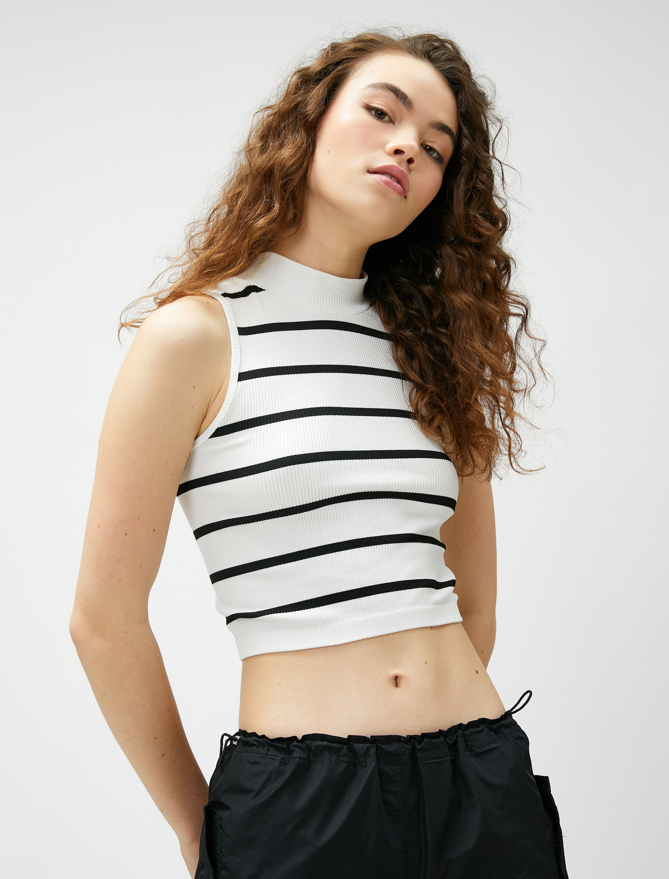 Crop Atlet Dik Yaka Fitilli Desenli