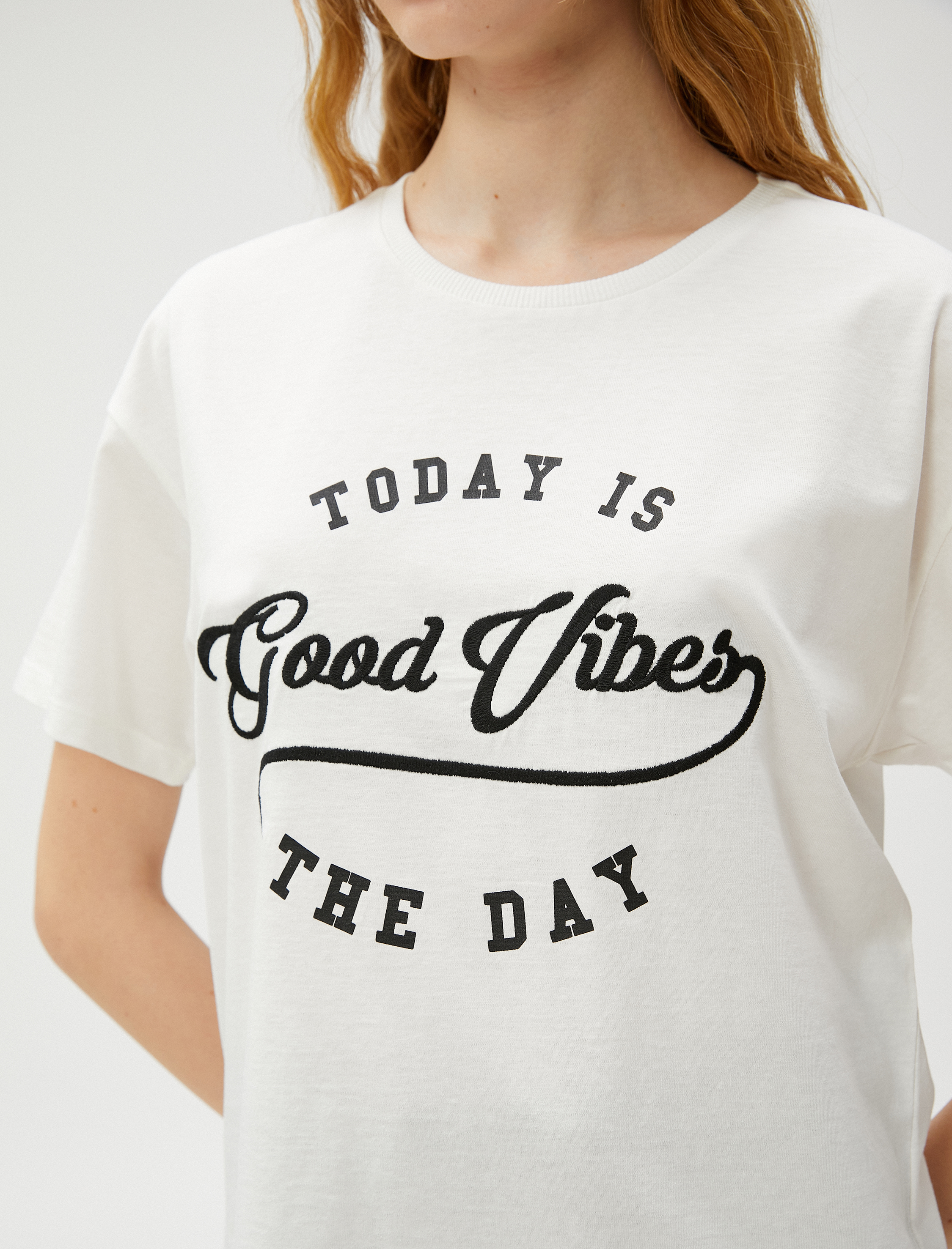   Bisiklet Yaka Tişört Kısa Kollu Slogan Nakışlı Pamuklu