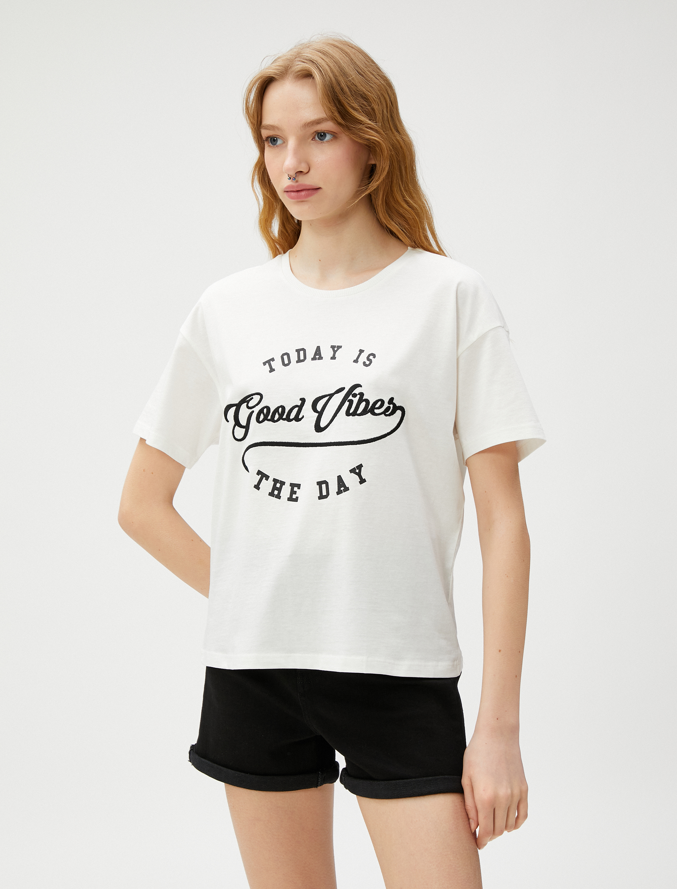   Bisiklet Yaka Tişört Kısa Kollu Slogan Nakışlı Pamuklu