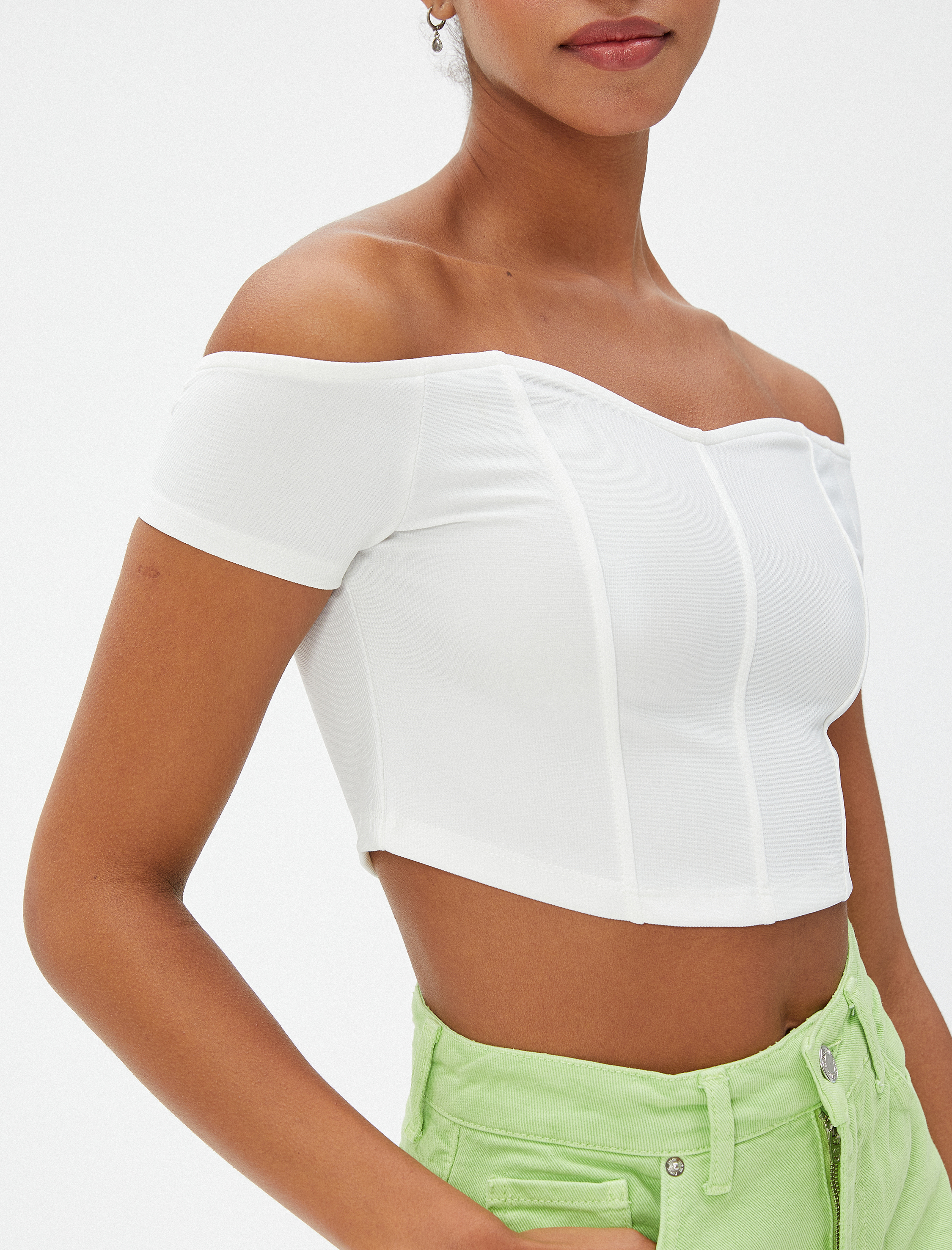   Crop Tişört Omzu Açık Korse Detaylı Kalp Yaka