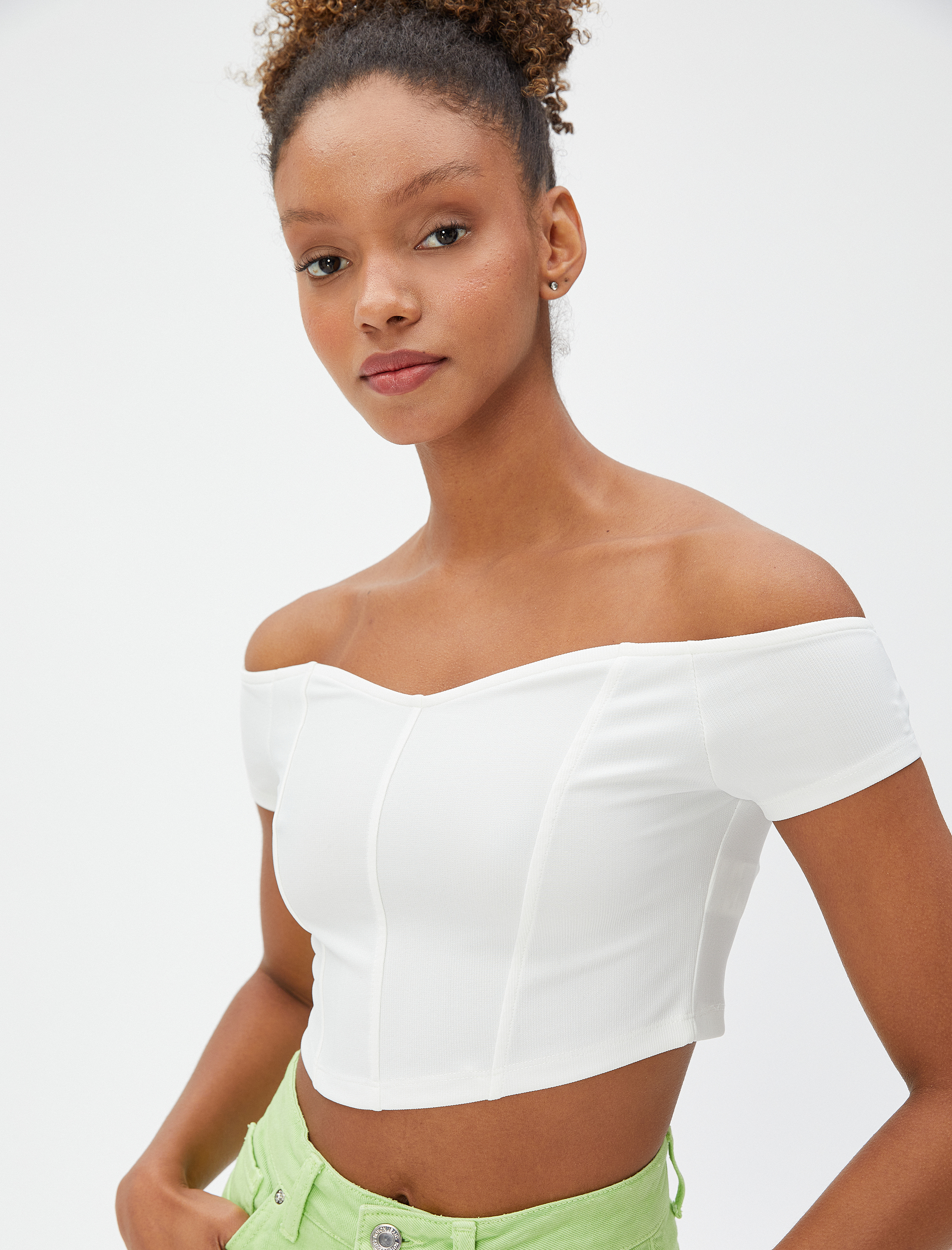   Crop Tişört Omzu Açık Korse Detaylı Kalp Yaka