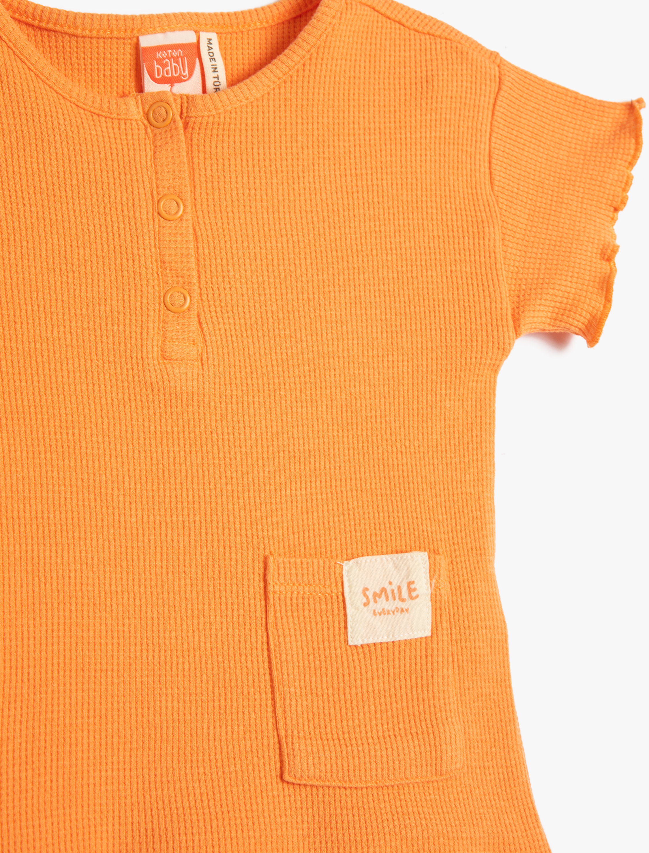  Kız Bebek Tişört Düğmeli Cep Detaylı Kısa Kollu Yuvarlak Yaka Dokulu Pamuklu