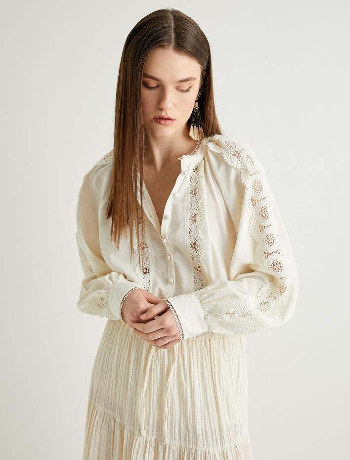  Koton X Melis Ağazat - Dantelli Düğmeli Hakim Yaka Bluz